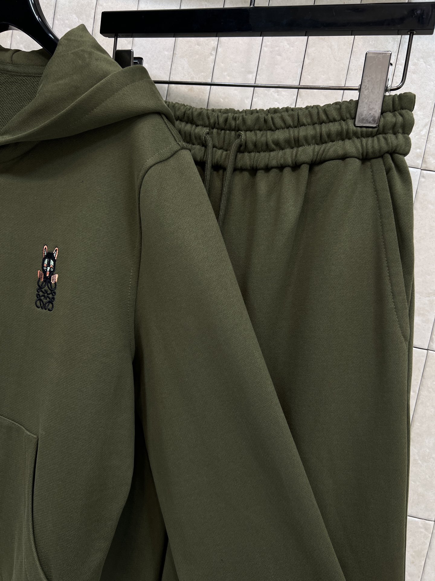 LE家 26春夏新款 运动休闲套装 连帽拉链外套+高腰休闲裤 一套上身显瘦又休闲运动 定制字母刺绣贴章点