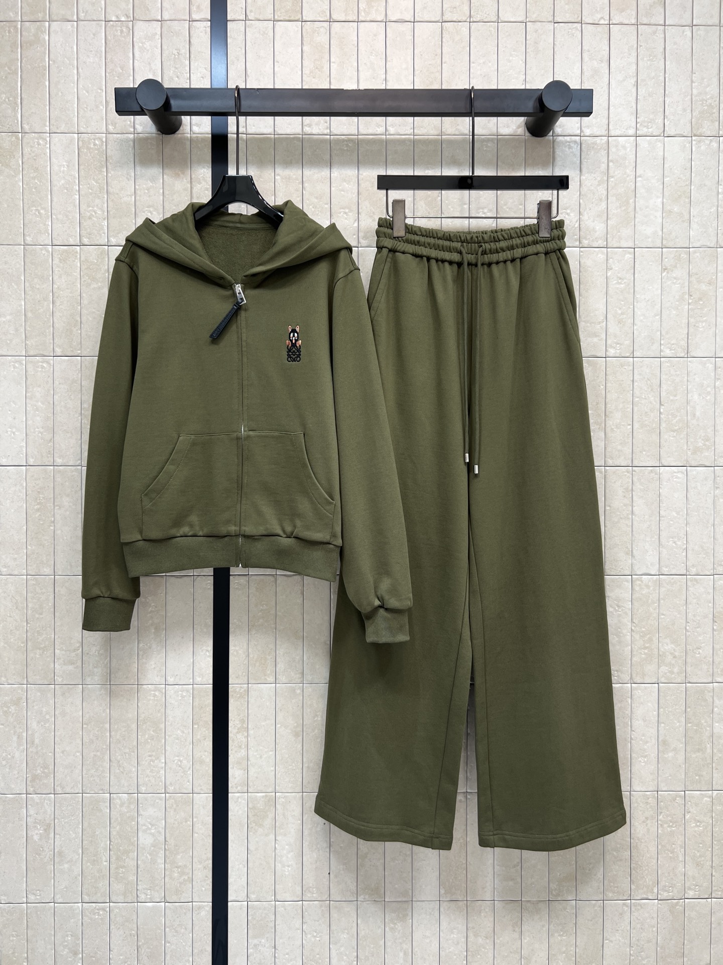 LE家 26春夏新款 运动休闲套装 连帽拉链外套+高腰休闲裤 一套上身显瘦又休闲运动 定制字母刺绣贴章点