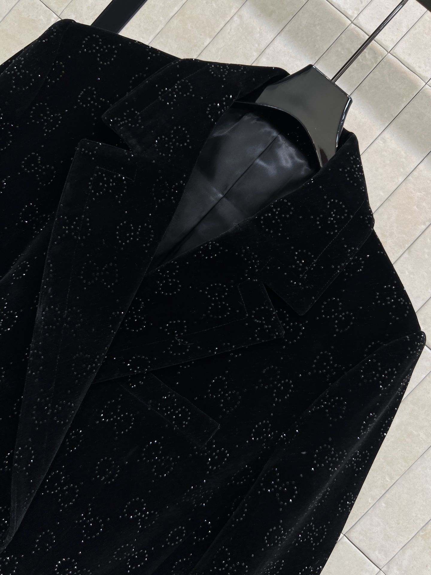 G家 26春夏新款 丝绒G提花烫钻双排扣西装外套 黑色提花双排扣西装外套 采用高品质丝绒面料 低调花纹设