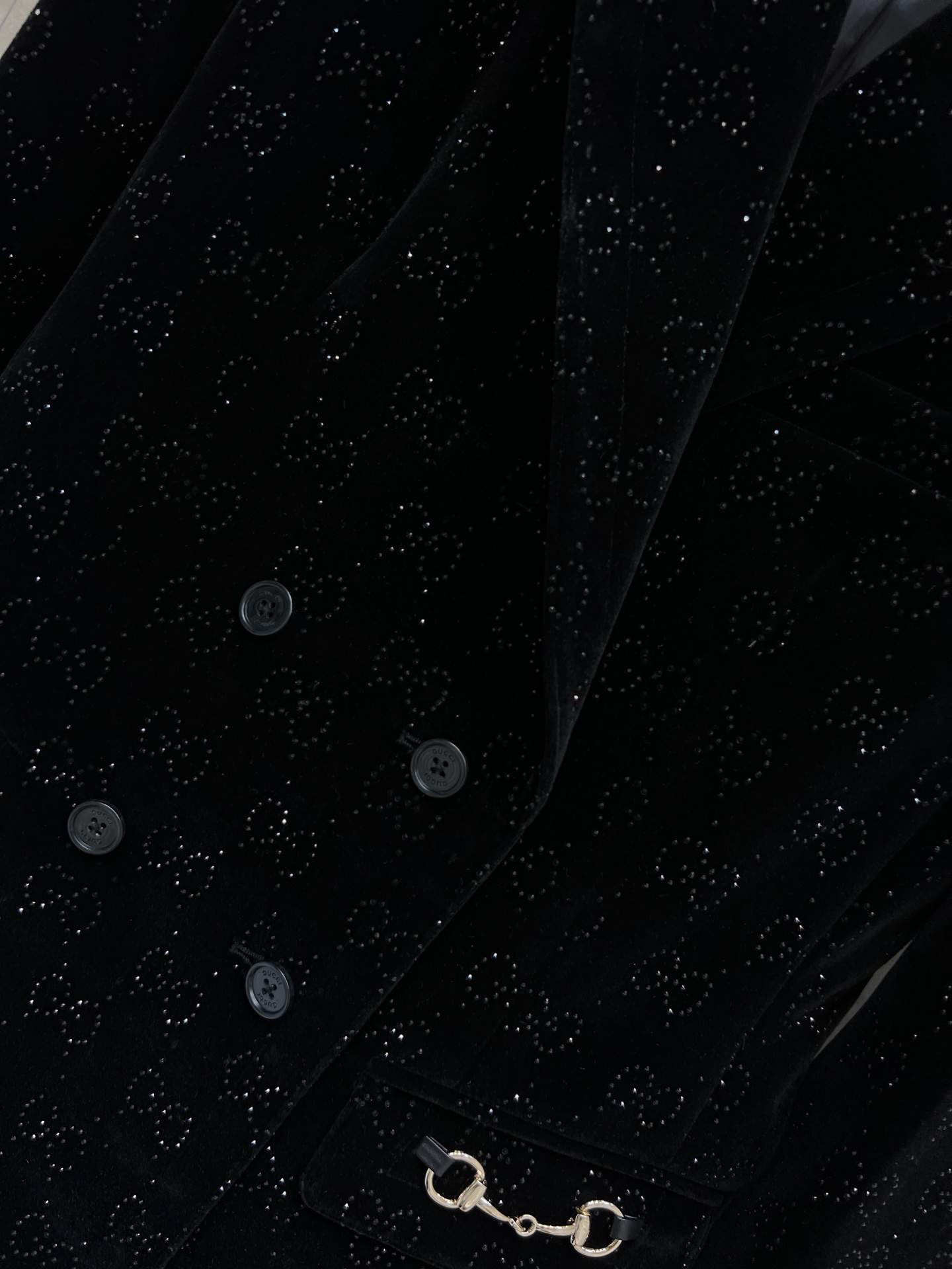 G家 26春夏新款 丝绒G提花烫钻双排扣西装外套 黑色提花双排扣西装外套 采用高品质丝绒面料 低调花纹设