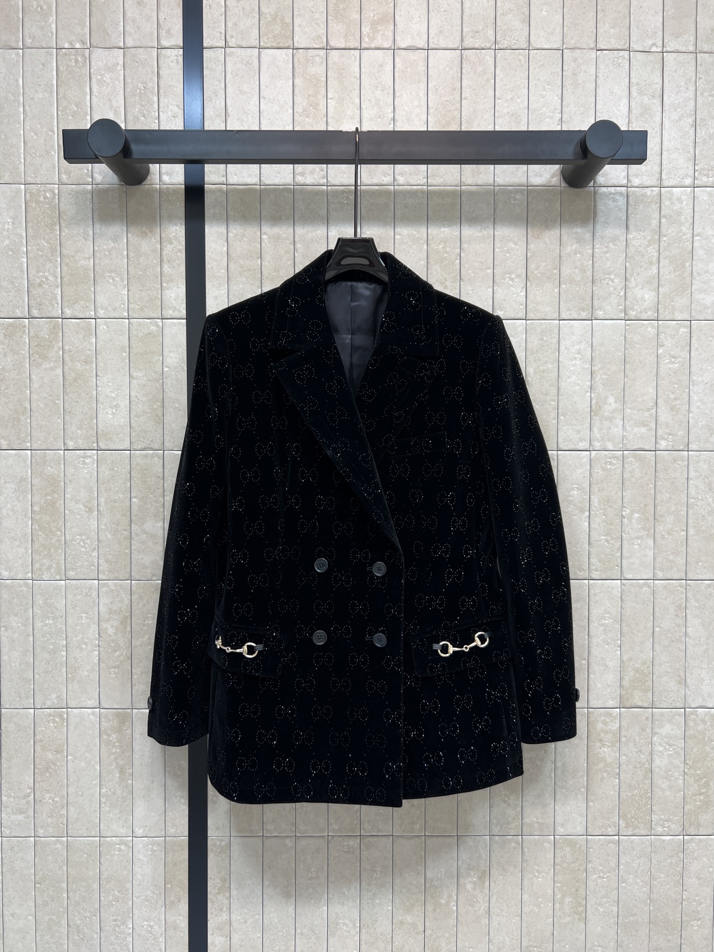 G家 26春夏新款 丝绒G提花烫钻双排扣西装外套 黑色提花双排扣西装外套 采用高品质丝绒面料 低调花纹设