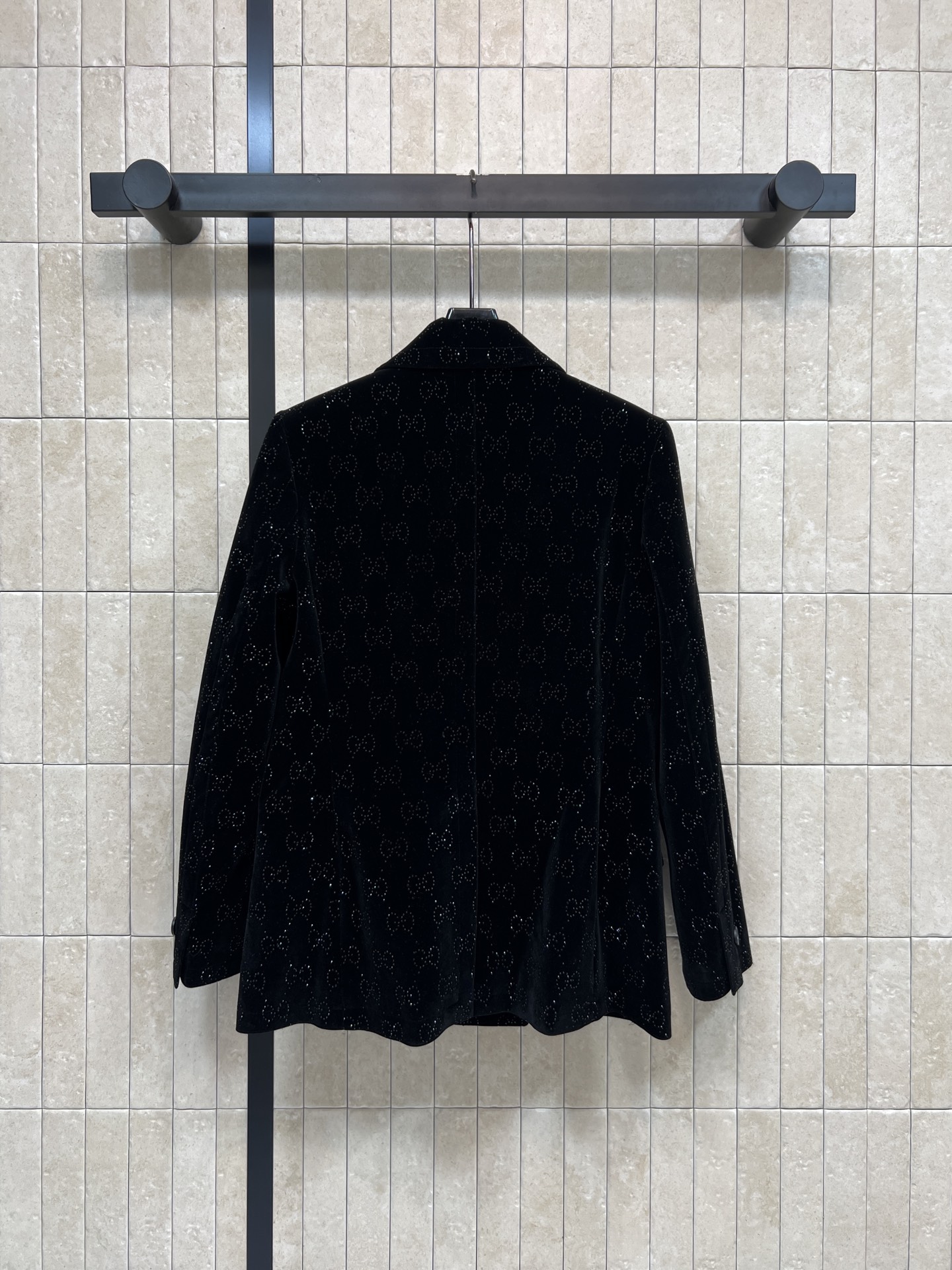 G家 26春夏新款 丝绒G提花烫钻双排扣西装外套 黑色提花双排扣西装外套 采用高品质丝绒面料 低调花纹设