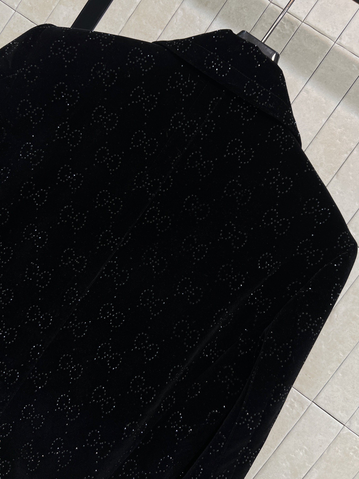 G家 26春夏新款 丝绒G提花烫钻双排扣西装外套 黑色提花双排扣西装外套 采用高品质丝绒面料 低调花纹设