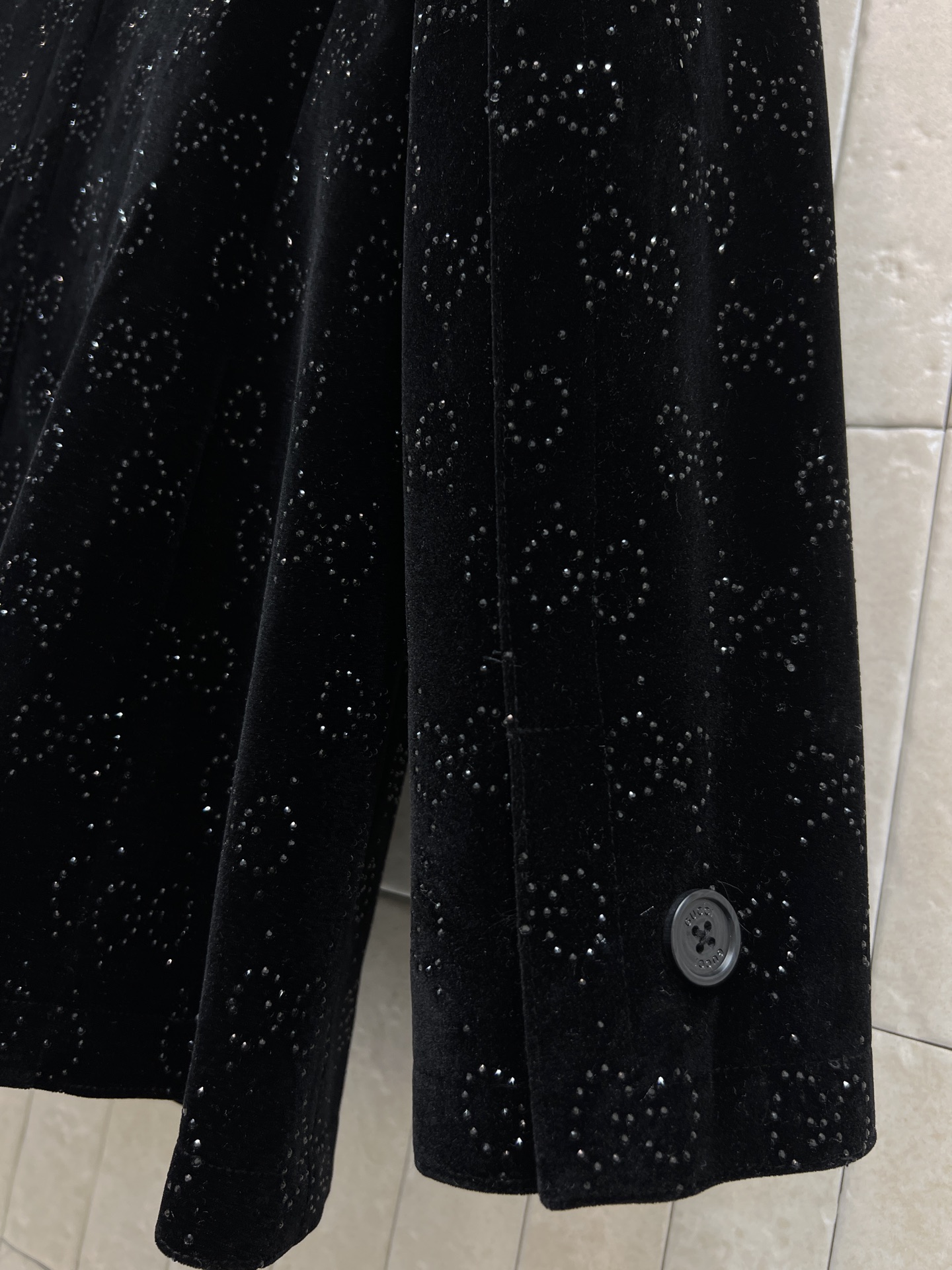 G家 26春夏新款 丝绒G提花烫钻双排扣西装外套 黑色提花双排扣西装外套 采用高品质丝绒面料 低调花纹设