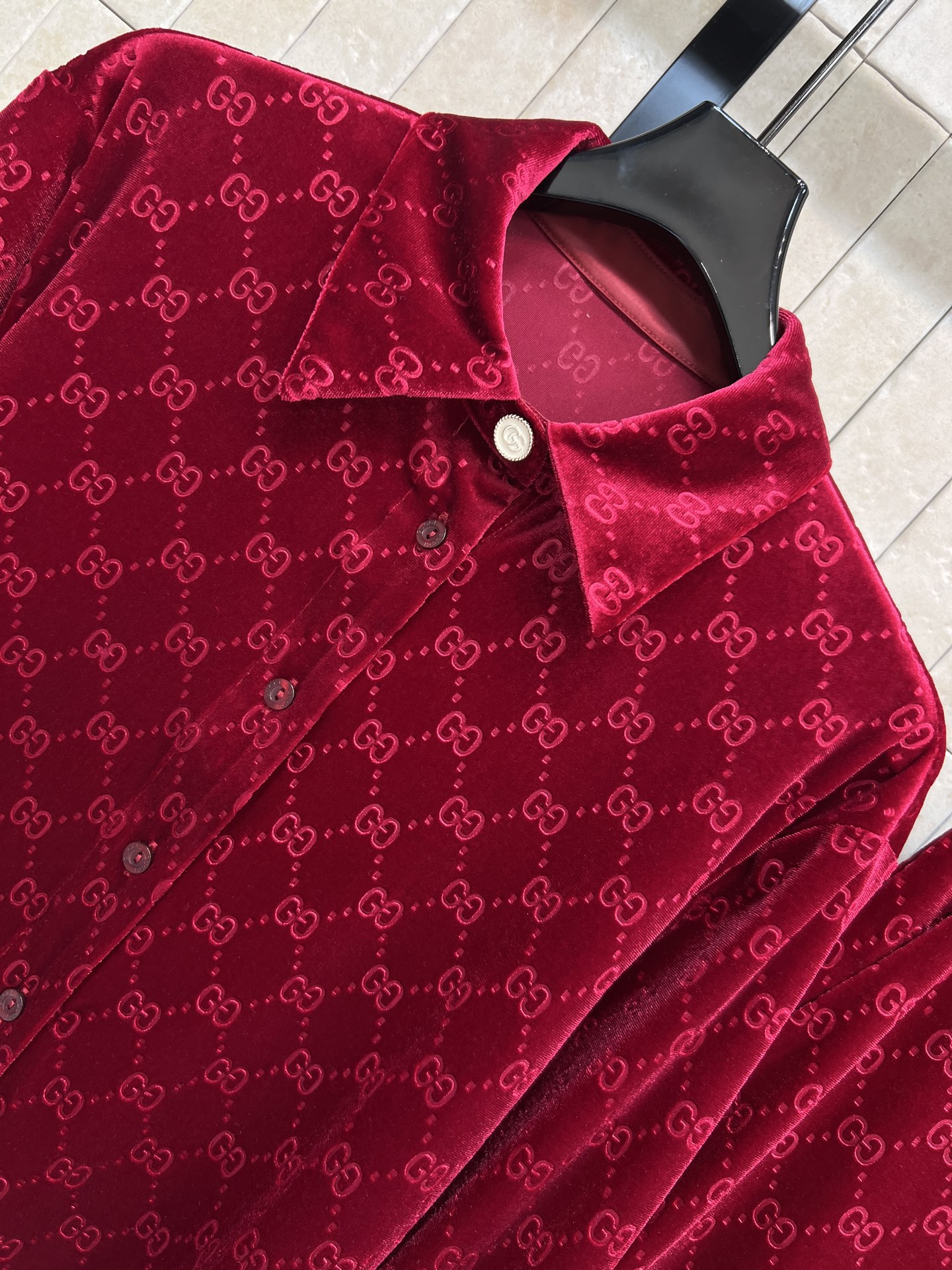 G家 26春夏新款 酒红色GG提花丝绒套装 长袖衬衫和高腰阔腿裤 低调酒红色丝绒材质+GG老花提花 奢华