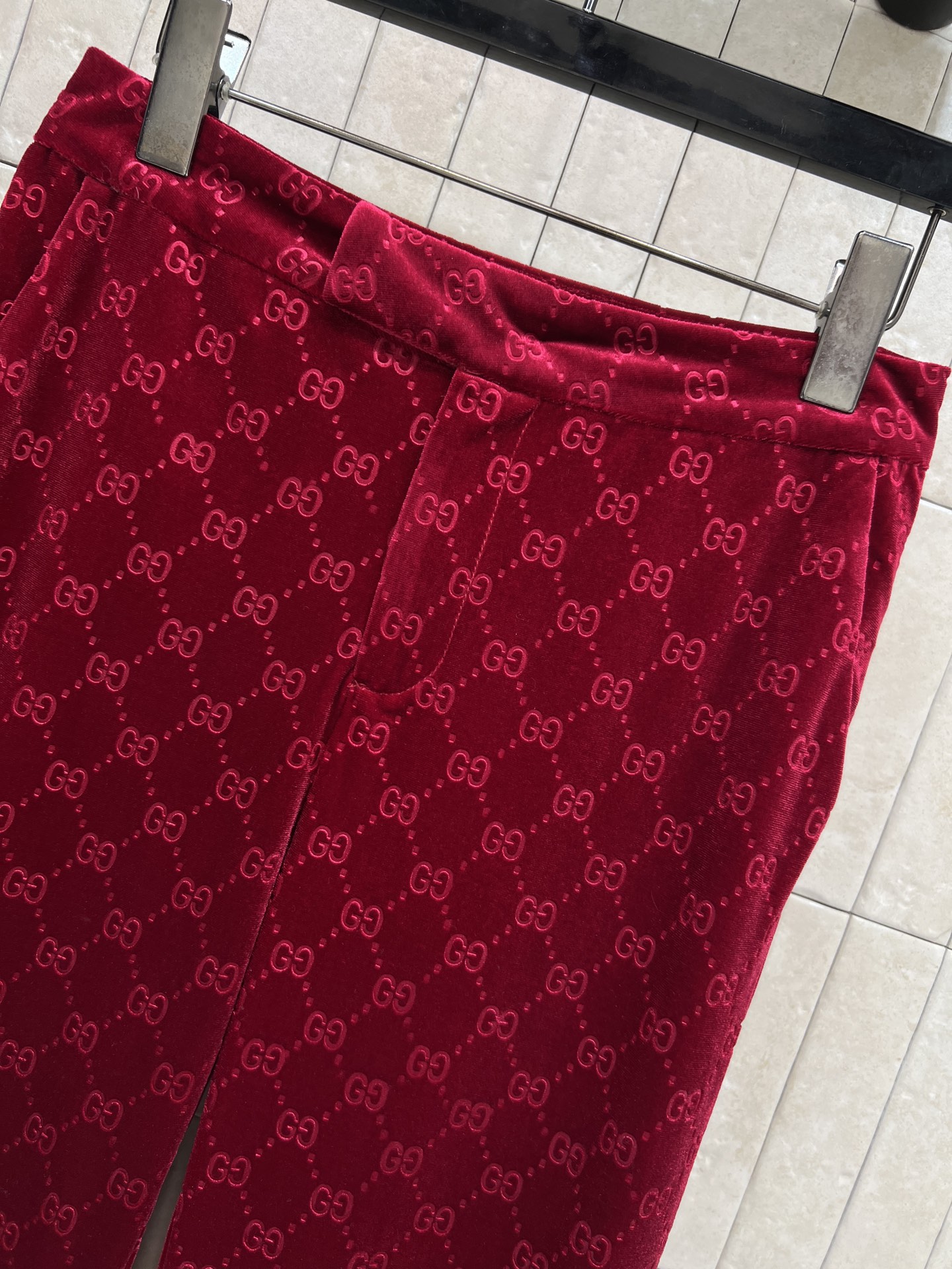 G家 26春夏新款 酒红色GG提花丝绒套装 长袖衬衫和高腰阔腿裤 低调酒红色丝绒材质+GG老花提花 奢华