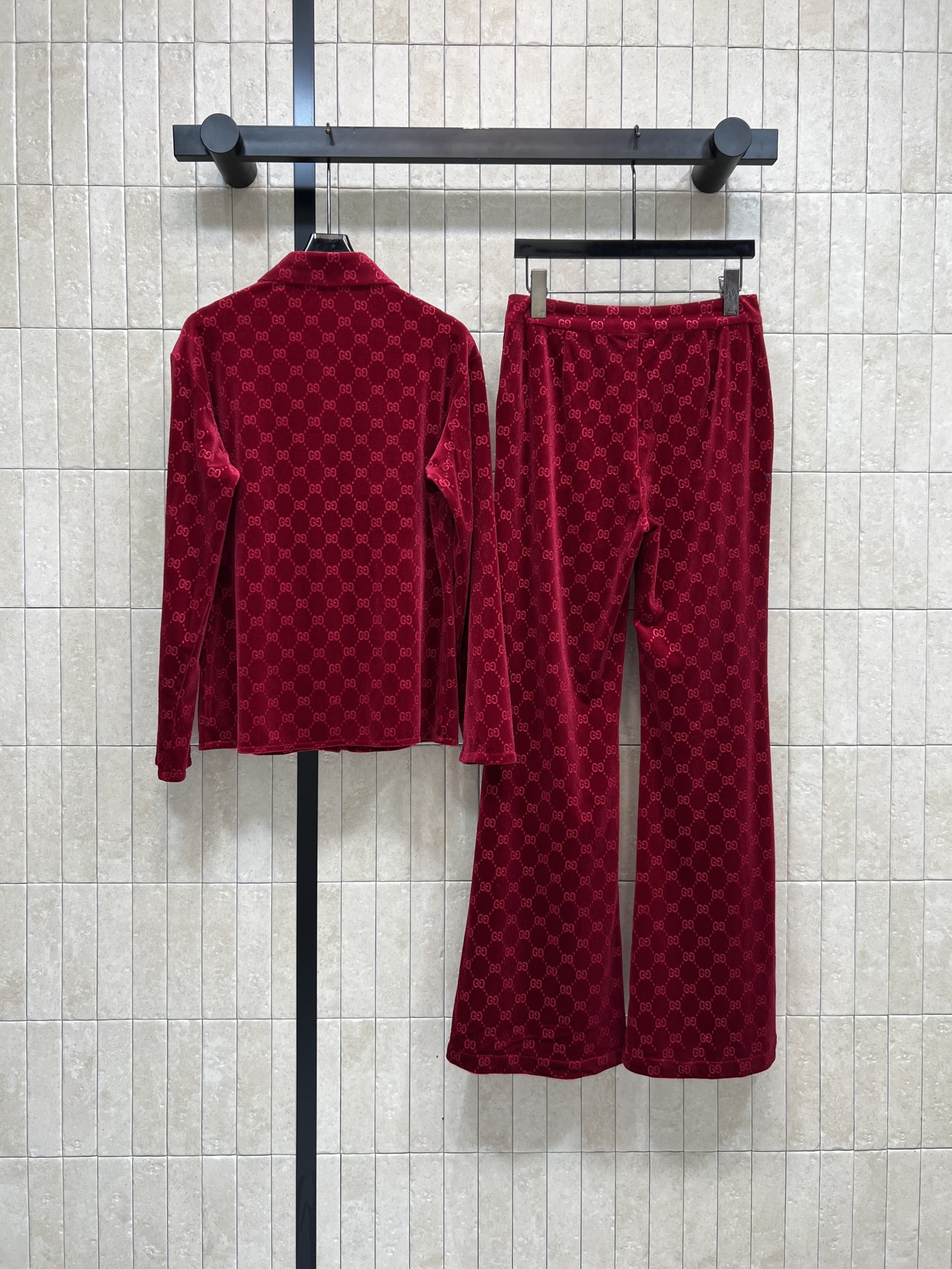 G家 26春夏新款 酒红色GG提花丝绒套装 长袖衬衫和高腰阔腿裤 低调酒红色丝绒材质+GG老花提花 奢华