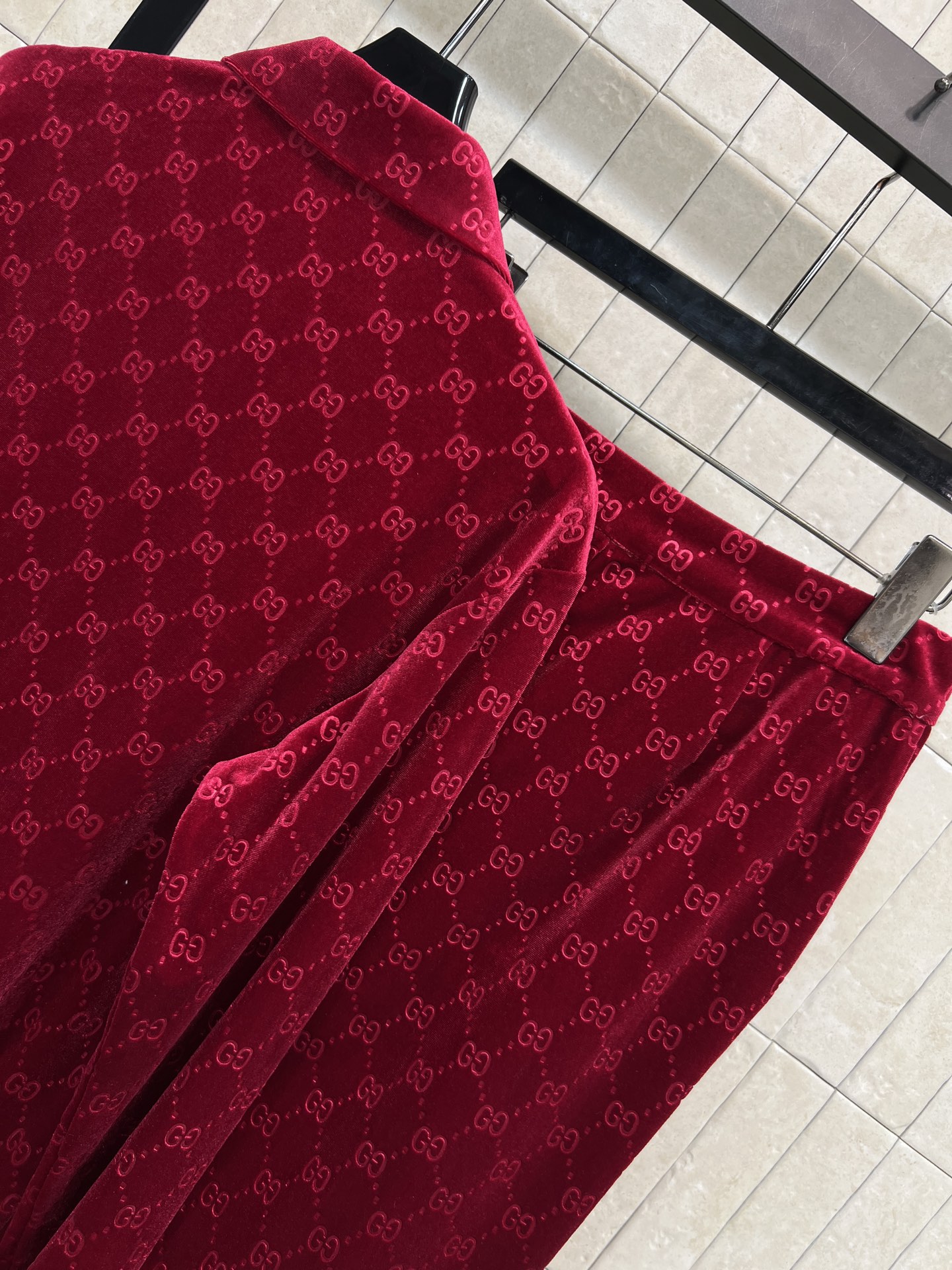 G家 26春夏新款 酒红色GG提花丝绒套装 长袖衬衫和高腰阔腿裤 低调酒红色丝绒材质+GG老花提花 奢华