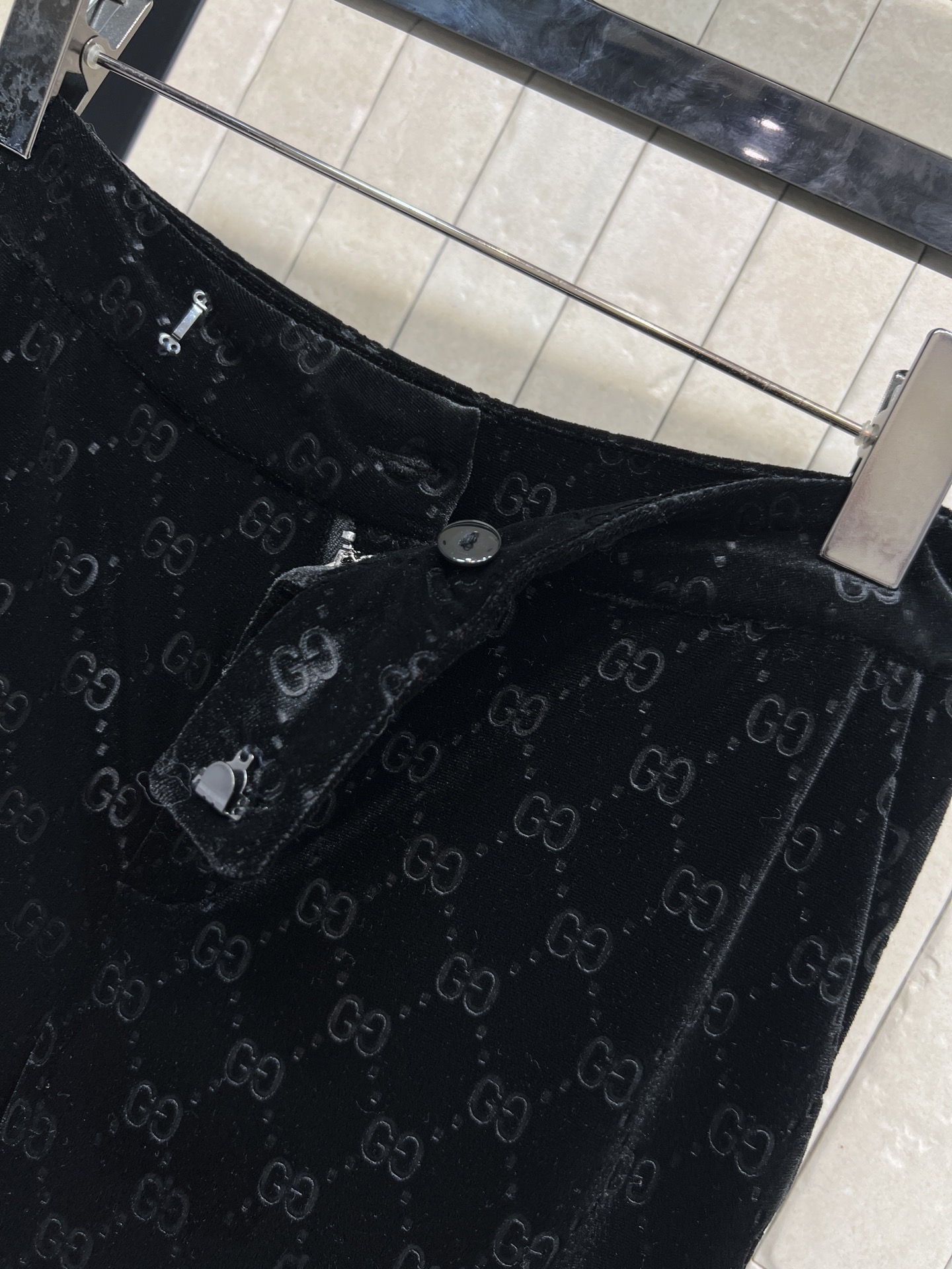 G家 26早春新款 GG提花黑色丝绒套装 翻领衬衫+高腰喇叭裤 定制丝绒材质 手感柔软有光泽 满印GG老