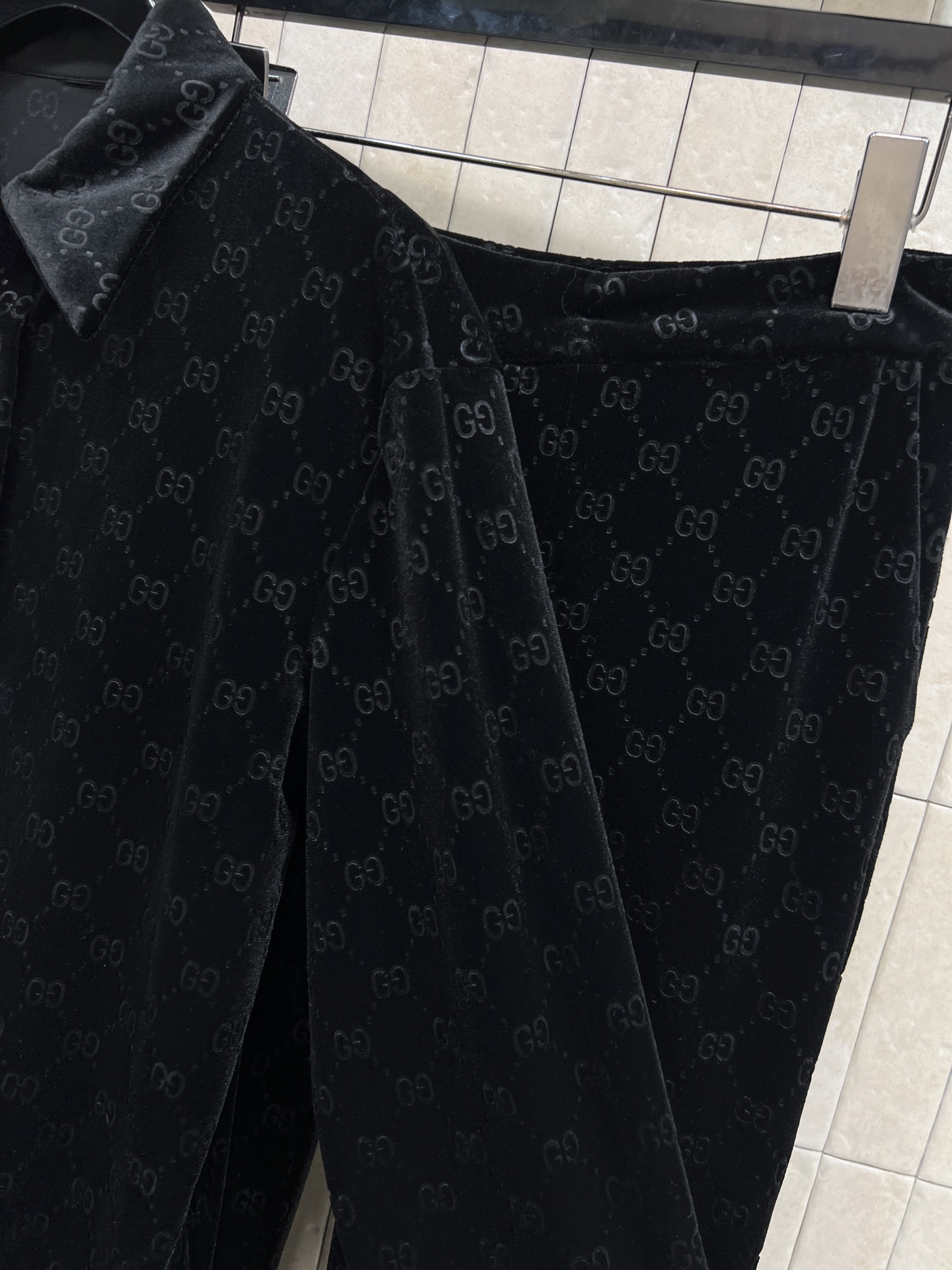 G家 26早春新款 GG提花黑色丝绒套装 翻领衬衫+高腰喇叭裤 定制丝绒材质 手感柔软有光泽 满印GG老