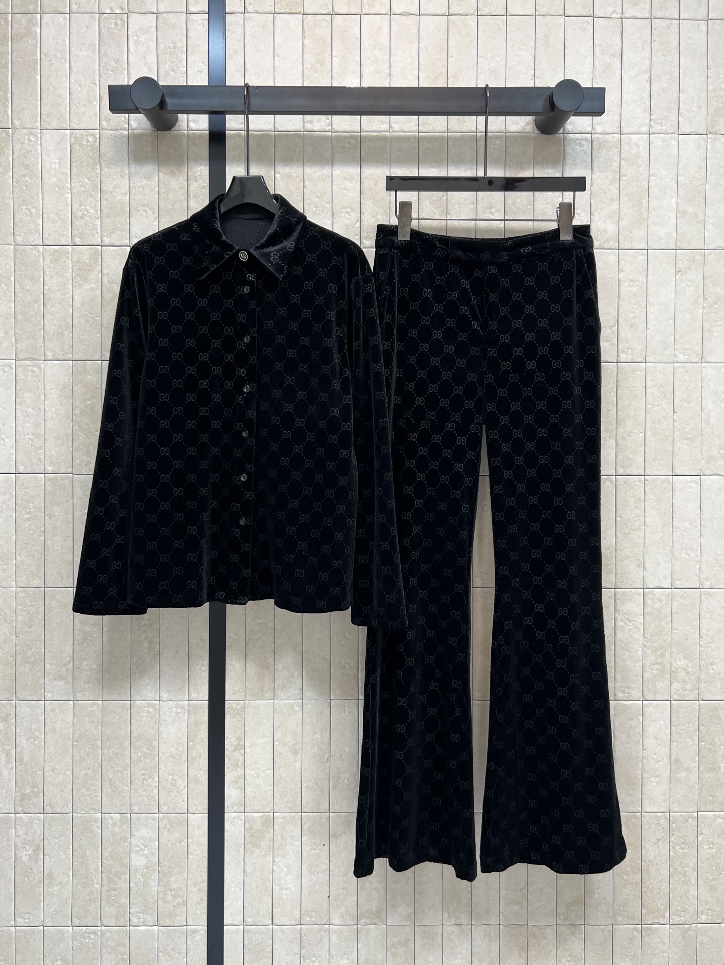 G家 26早春新款 GG提花黑色丝绒套装 翻领衬衫+高腰喇叭裤 定制丝绒材质 手感柔软有光泽 满印GG老