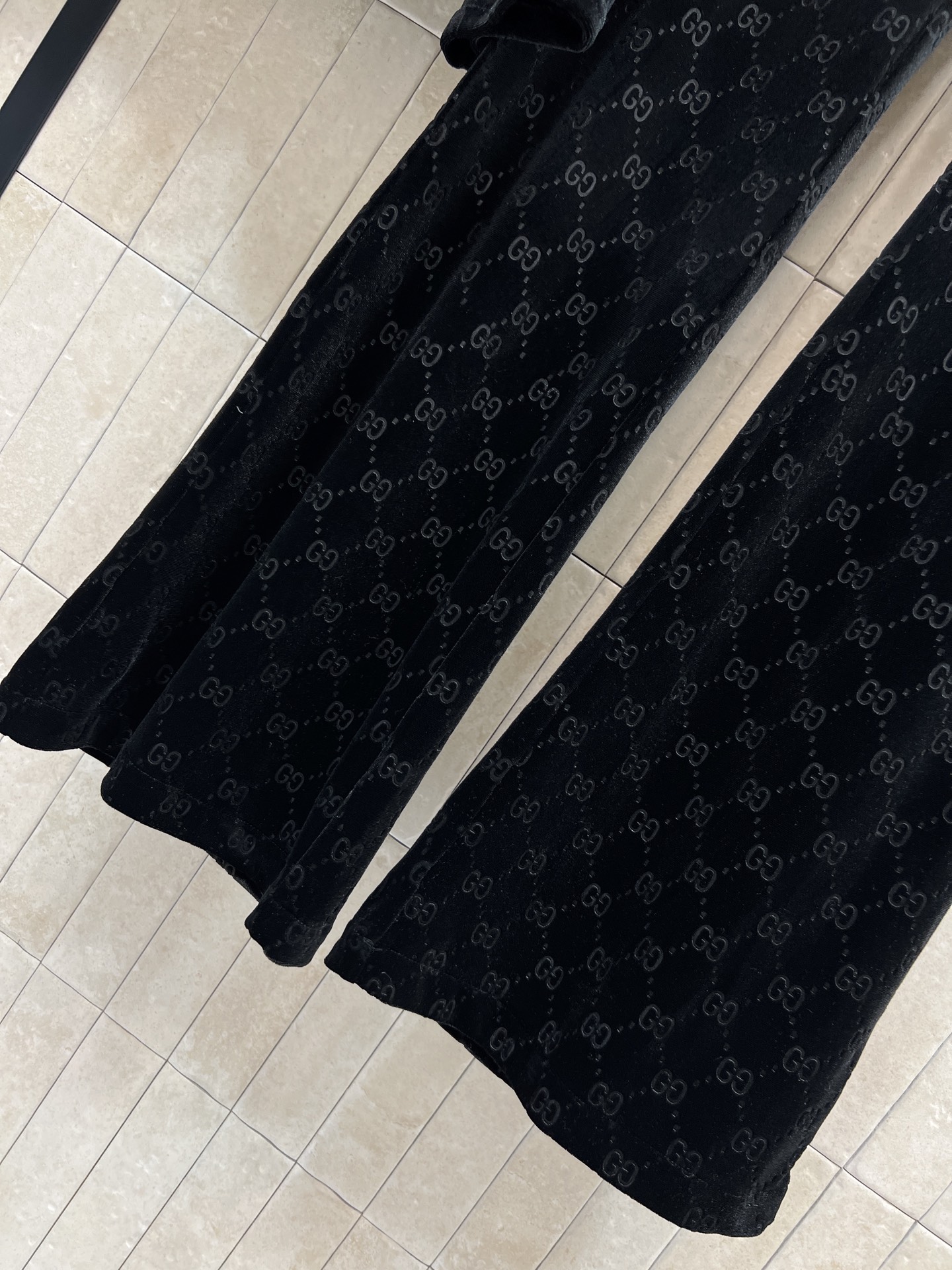 G家 26早春新款 GG提花黑色丝绒套装 翻领衬衫+高腰喇叭裤 定制丝绒材质 手感柔软有光泽 满印GG老