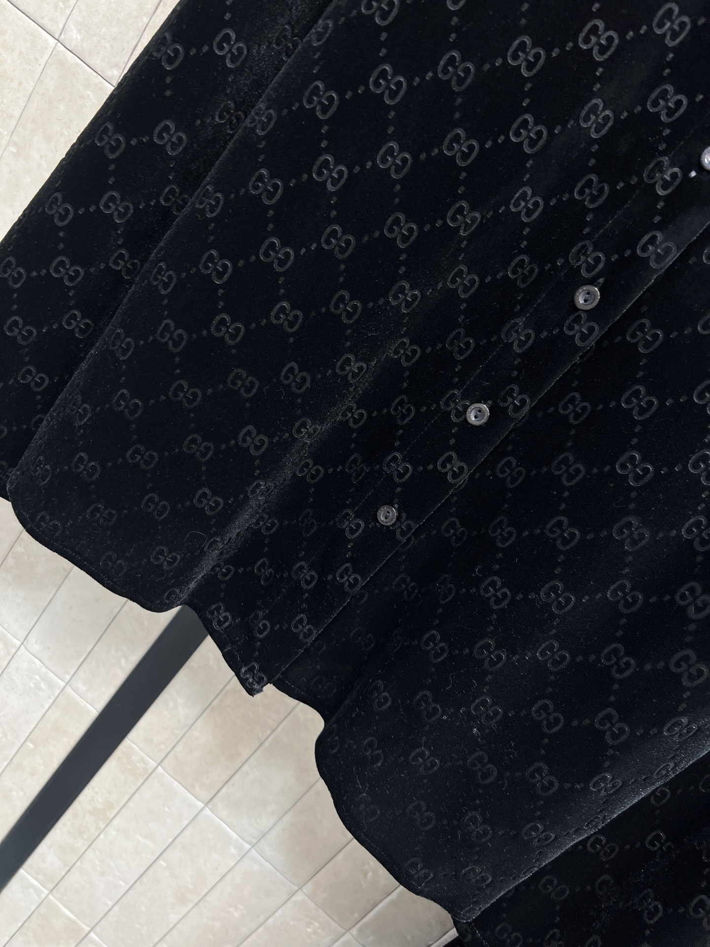 G家 26早春新款 GG提花黑色丝绒套装 翻领衬衫+高腰喇叭裤 定制丝绒材质 手感柔软有光泽 满印GG老