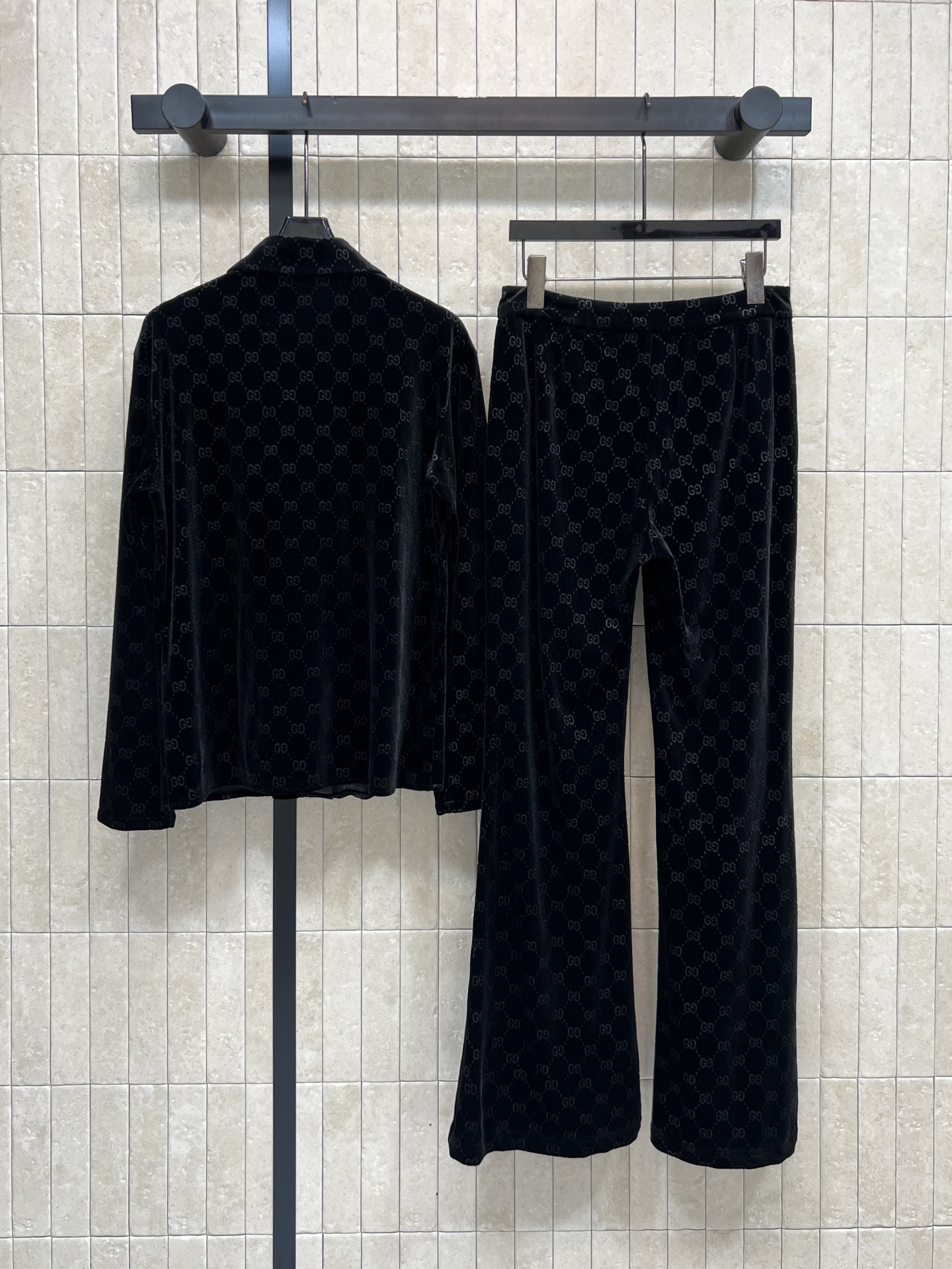 G家 26早春新款 GG提花黑色丝绒套装 翻领衬衫+高腰喇叭裤 定制丝绒材质 手感柔软有光泽 满印GG老