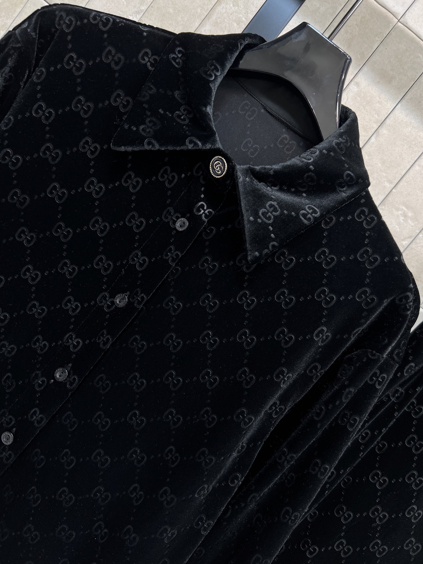 G家 26早春新款 GG提花黑色丝绒套装 翻领衬衫+高腰喇叭裤 定制丝绒材质 手感柔软有光泽 满印GG老