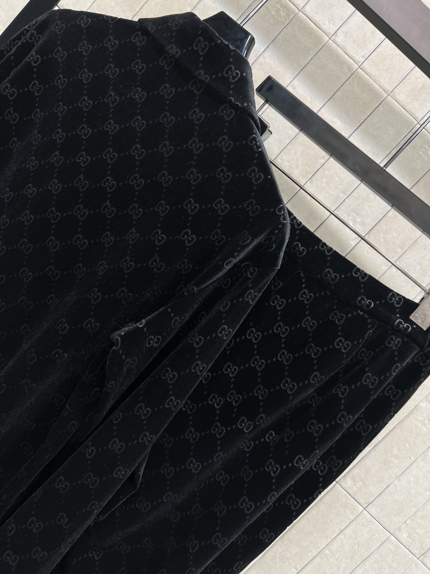 G家 26早春新款 GG提花黑色丝绒套装 翻领衬衫+高腰喇叭裤 定制丝绒材质 手感柔软有光泽 满印GG老