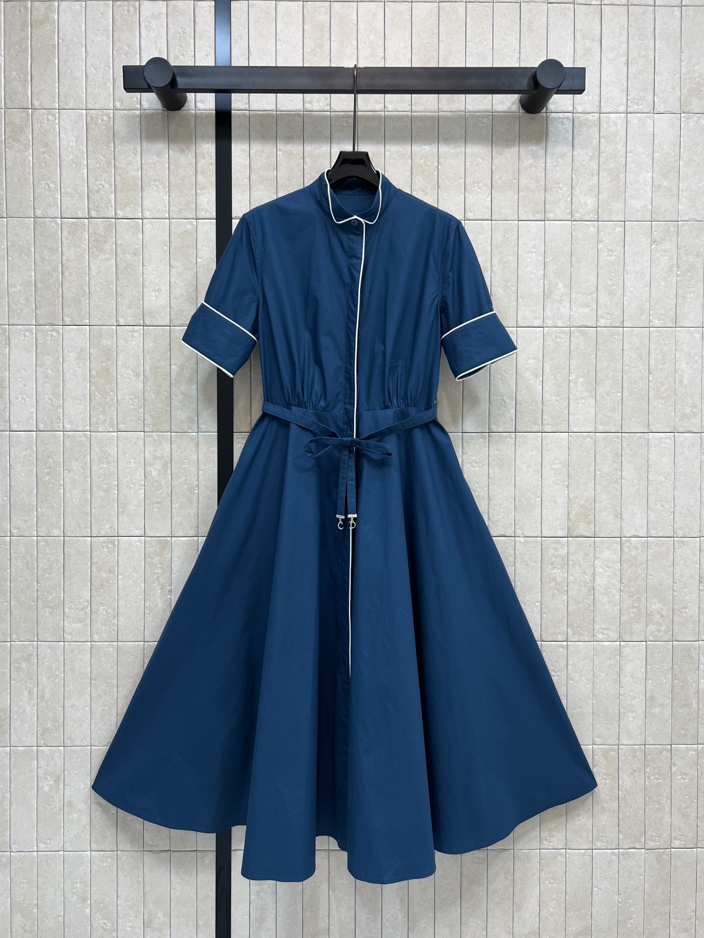 D家 26早春新款 小立领短袖衬衫连衣裙 深蓝色调+蝴蝶结腰带 优雅复古气质满分 高品质面料 剪裁精致 