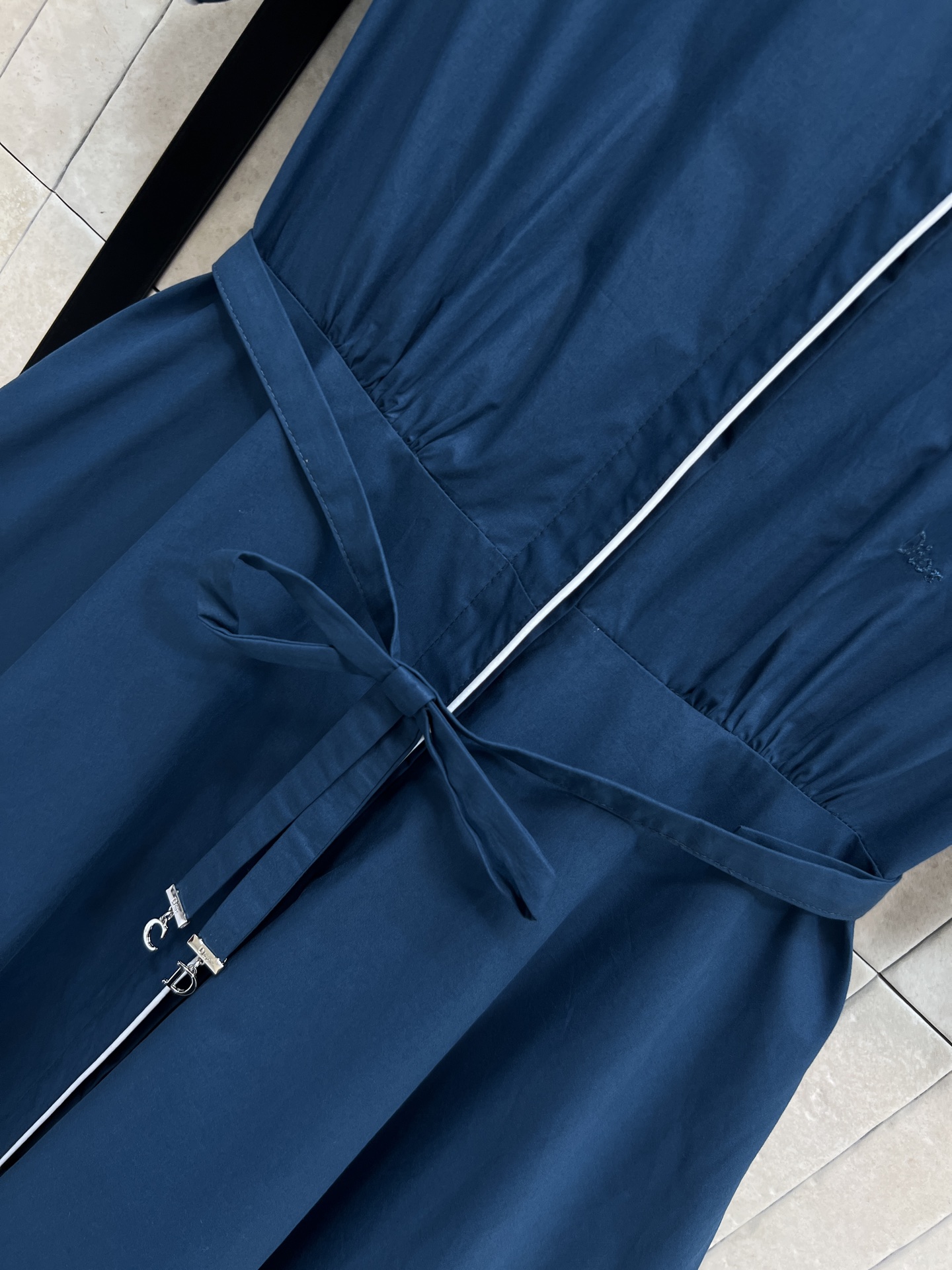 D家 26早春新款 小立领短袖衬衫连衣裙 深蓝色调+蝴蝶结腰带 优雅复古气质满分 高品质面料 剪裁精致 