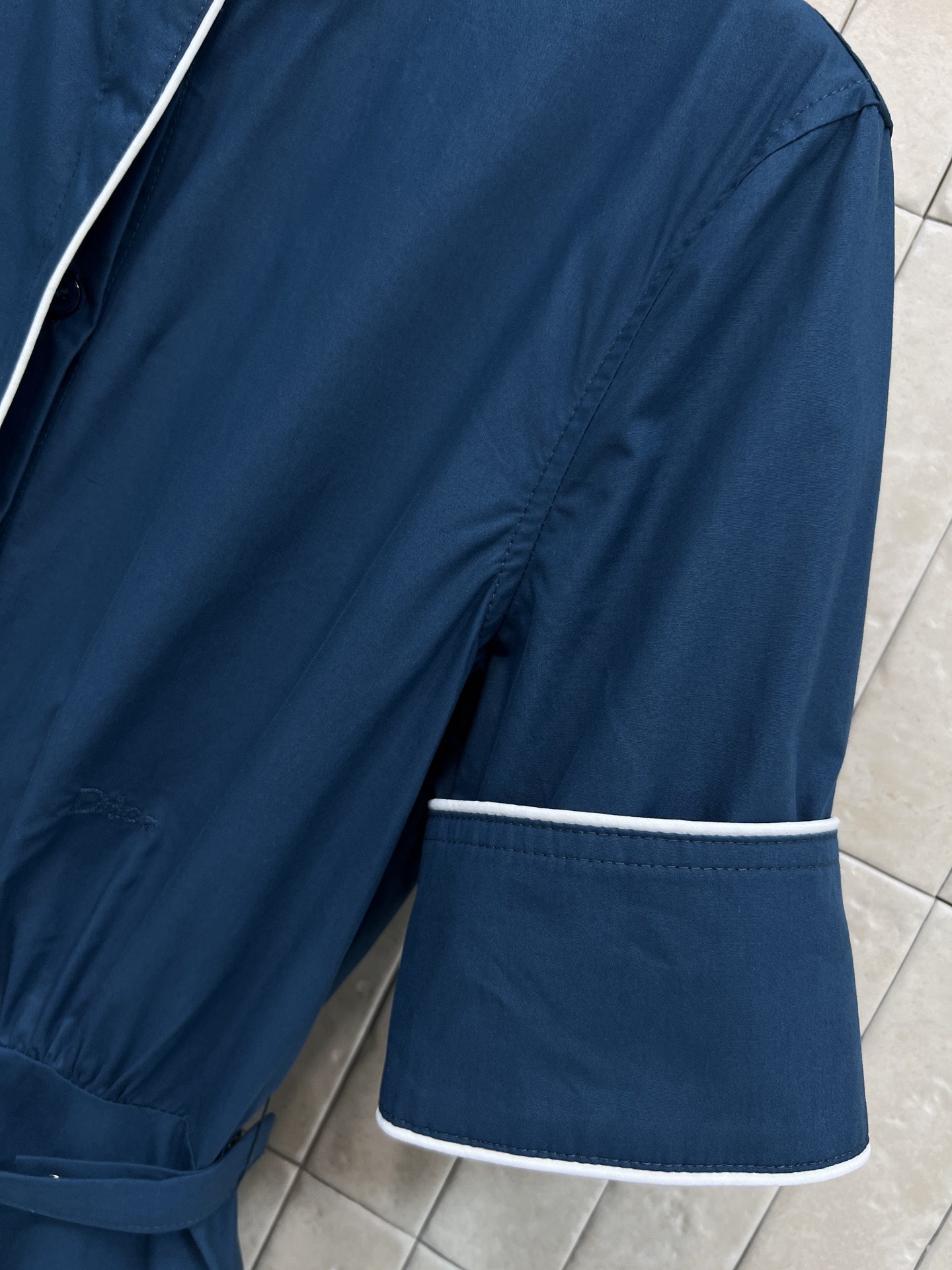 D家 26早春新款 小立领短袖衬衫连衣裙 深蓝色调+蝴蝶结腰带 优雅复古气质满分 高品质面料 剪裁精致 