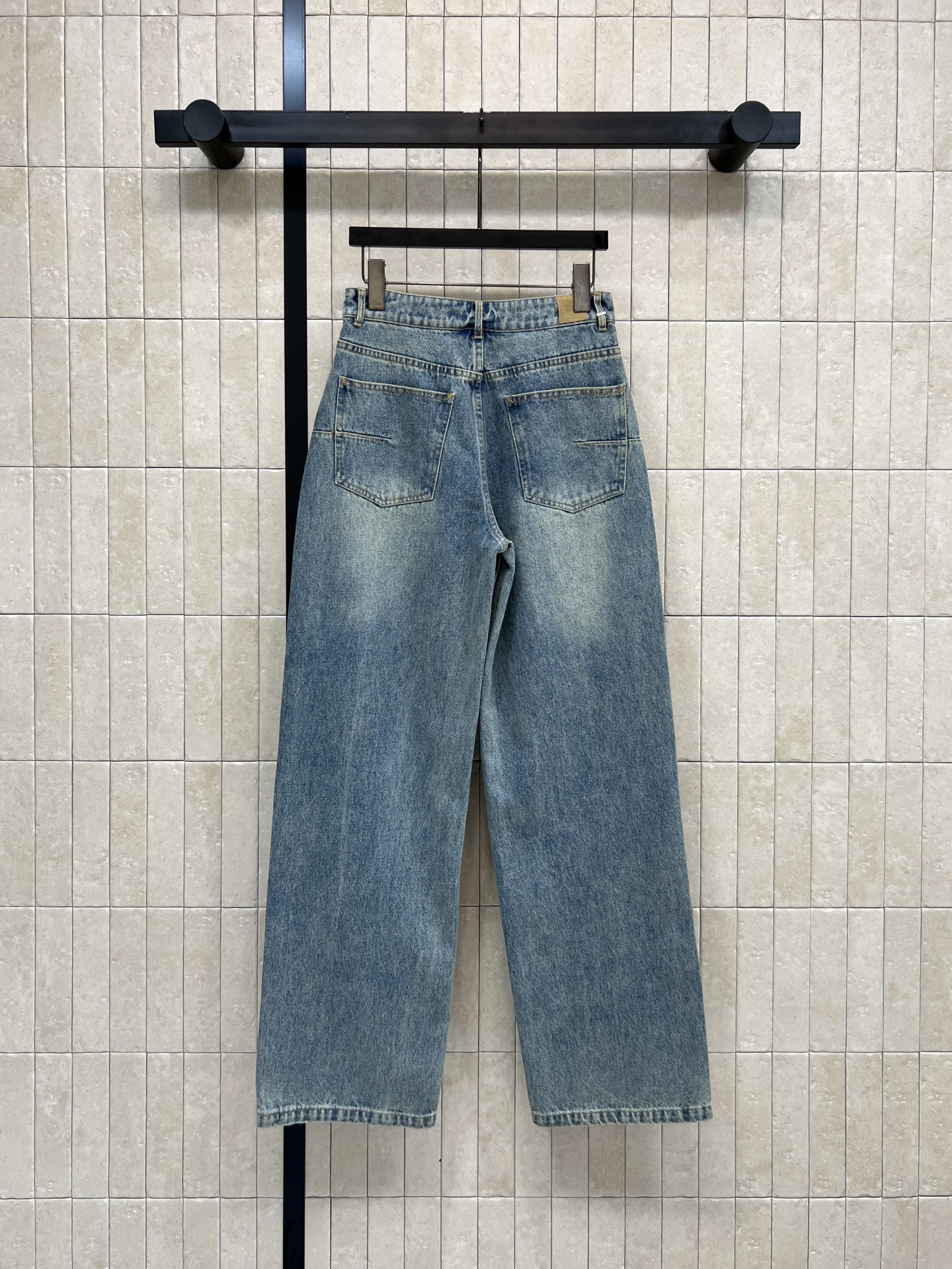 D家 26早春新款 复古高腰直筒牛仔裤 经典浅蓝水洗色 高腰设计修饰腰线 拉长腿部比例 对梨形身材超友好
