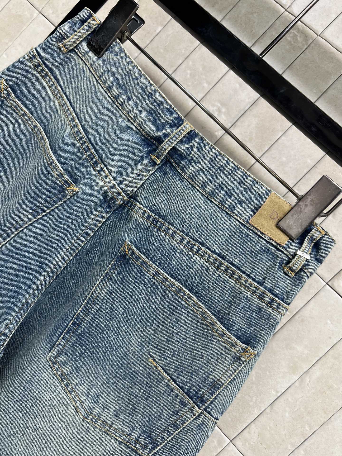 D家 26早春新款 复古高腰直筒牛仔裤 经典浅蓝水洗色 高腰设计修饰腰线 拉长腿部比例 对梨形身材超友好