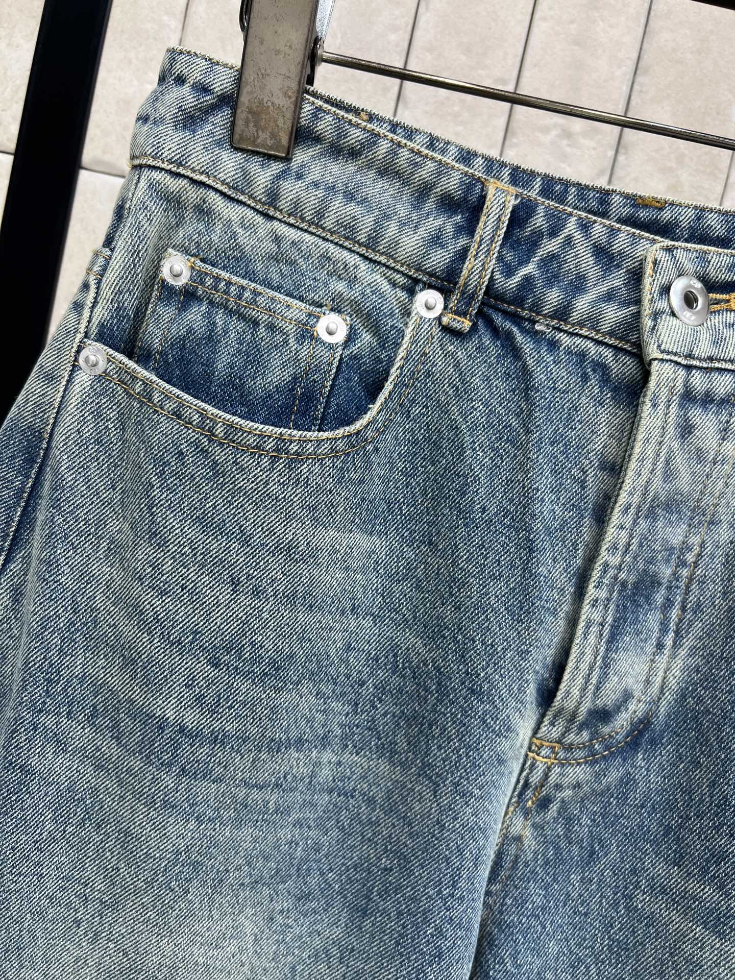 D家 26早春新款 复古高腰直筒牛仔裤 经典浅蓝水洗色 高腰设计修饰腰线 拉长腿部比例 对梨形身材超友好