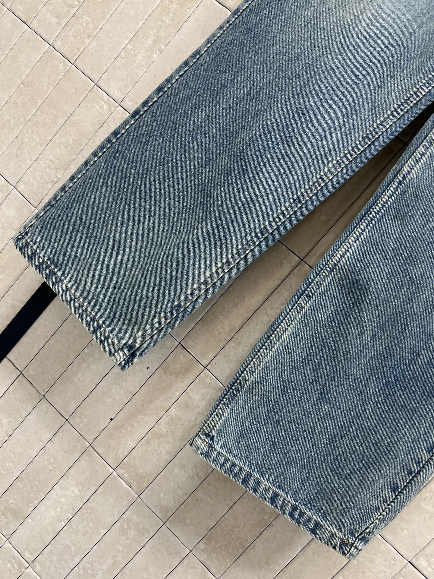 D家 26早春新款 复古高腰直筒牛仔裤 经典浅蓝水洗色 高腰设计修饰腰线 拉长腿部比例 对梨形身材超友好