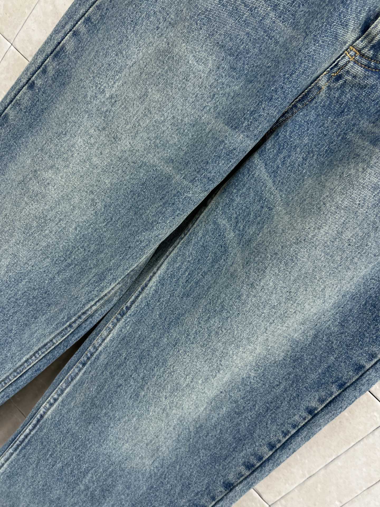 D家 26早春新款 复古高腰直筒牛仔裤 经典浅蓝水洗色 高腰设计修饰腰线 拉长腿部比例 对梨形身材超友好