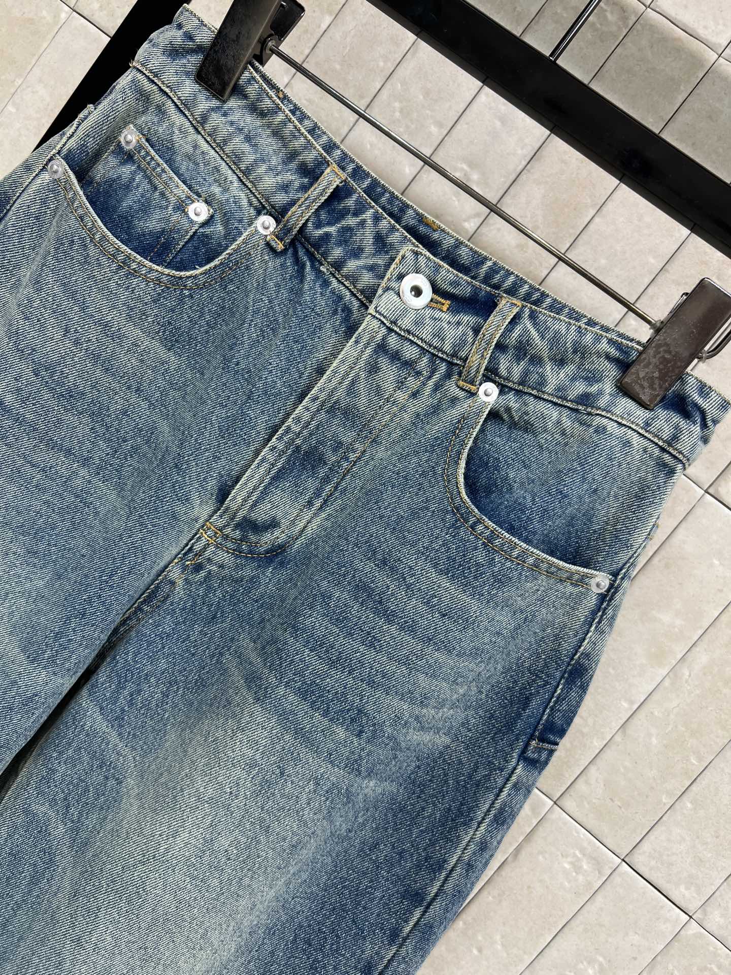 D家 26早春新款 复古高腰直筒牛仔裤 经典浅蓝水洗色 高腰设计修饰腰线 拉长腿部比例 对梨形身材超友好