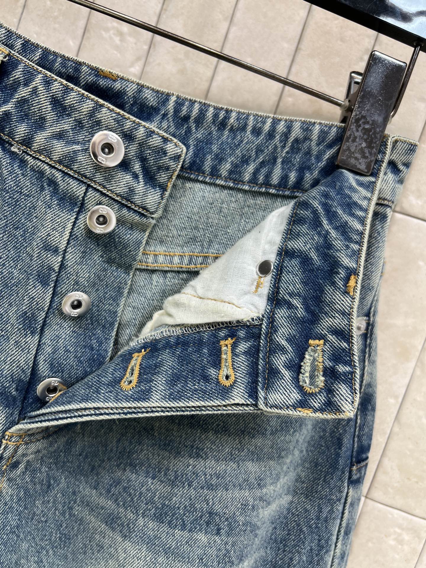 D家 26早春新款 复古高腰直筒牛仔裤 经典浅蓝水洗色 高腰设计修饰腰线 拉长腿部比例 对梨形身材超友好