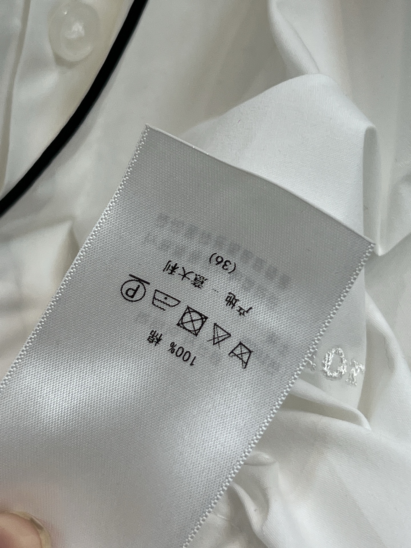 D家 26春夏新款 刺绣logo小立领短袖衬衫 面料挺阔有质感 高级耐看 夏天穿超舒服！撞色边饰+隐藏设