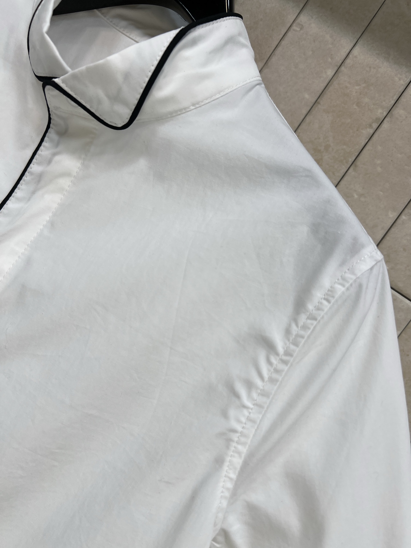 D家 26春夏新款 刺绣logo小立领短袖衬衫 面料挺阔有质感 高级耐看 夏天穿超舒服！撞色边饰+隐藏设