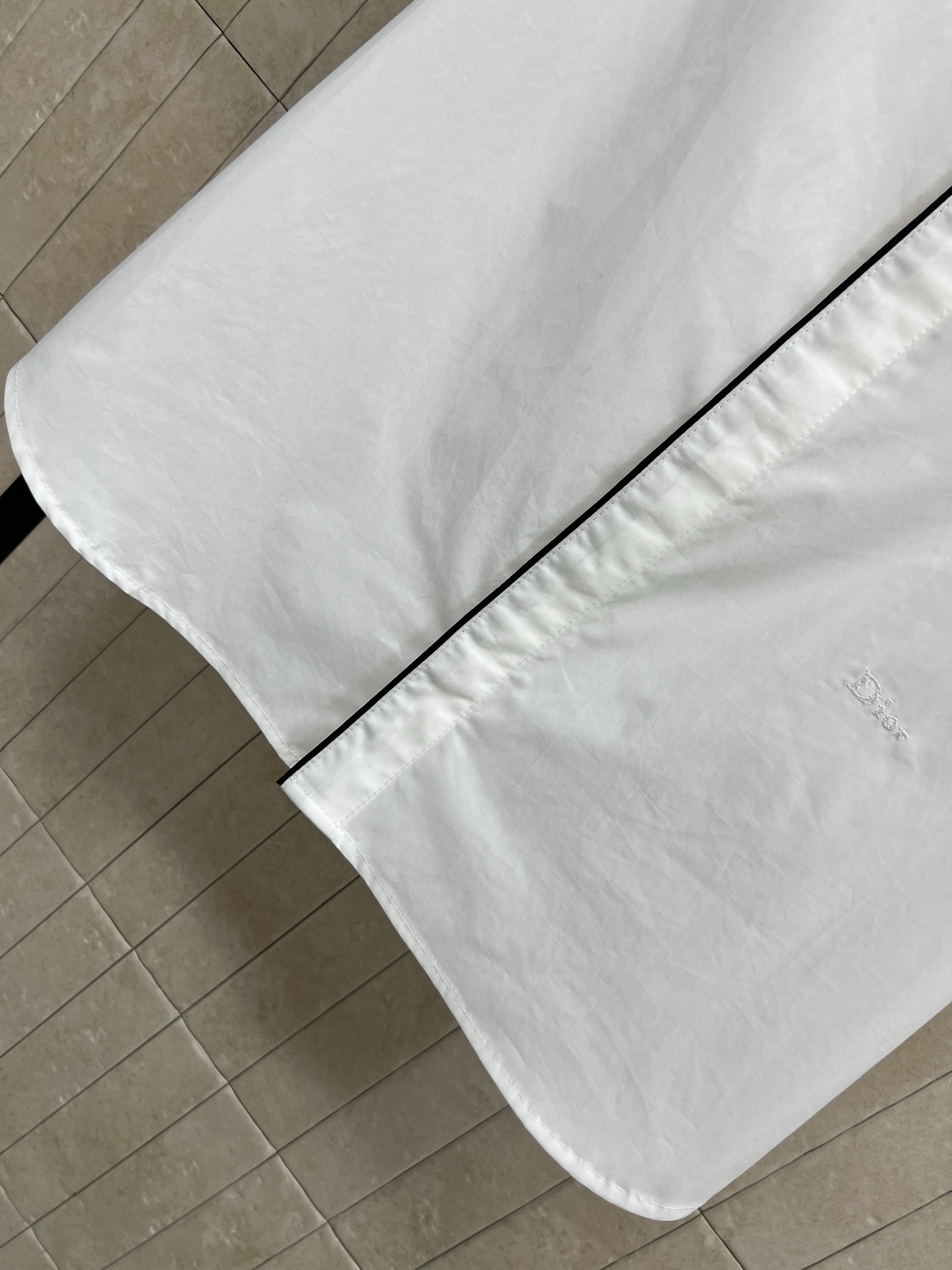 D家 26春夏新款 刺绣logo小立领短袖衬衫 面料挺阔有质感 高级耐看 夏天穿超舒服！撞色边饰+隐藏设