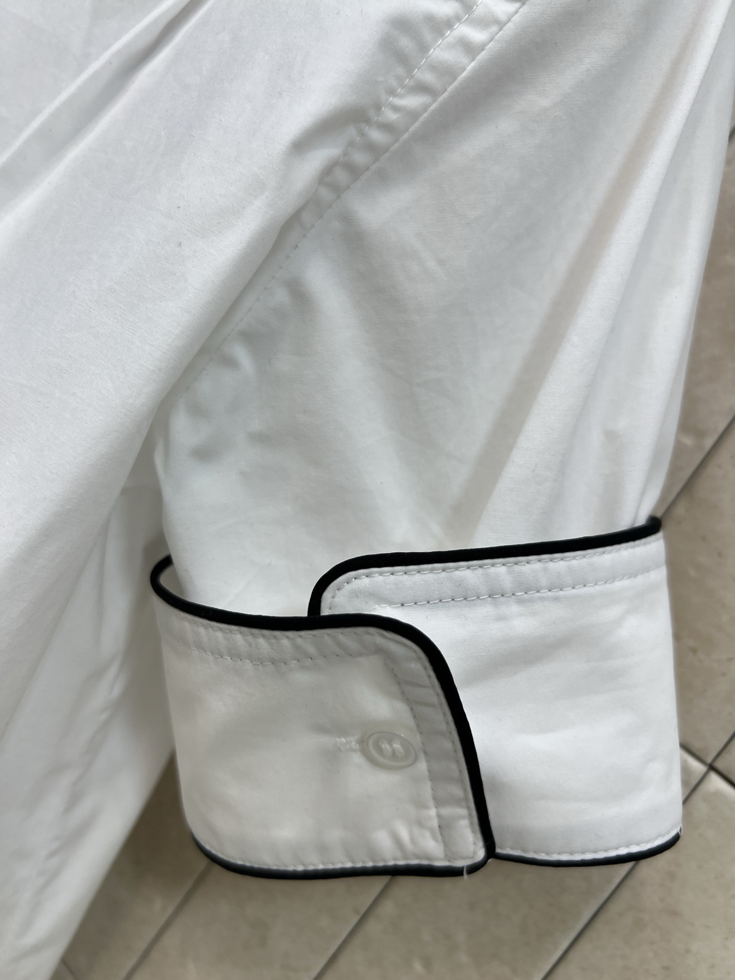 D家 26春夏新款 刺绣logo小立领短袖衬衫 面料挺阔有质感 高级耐看 夏天穿超舒服！撞色边饰+隐藏设