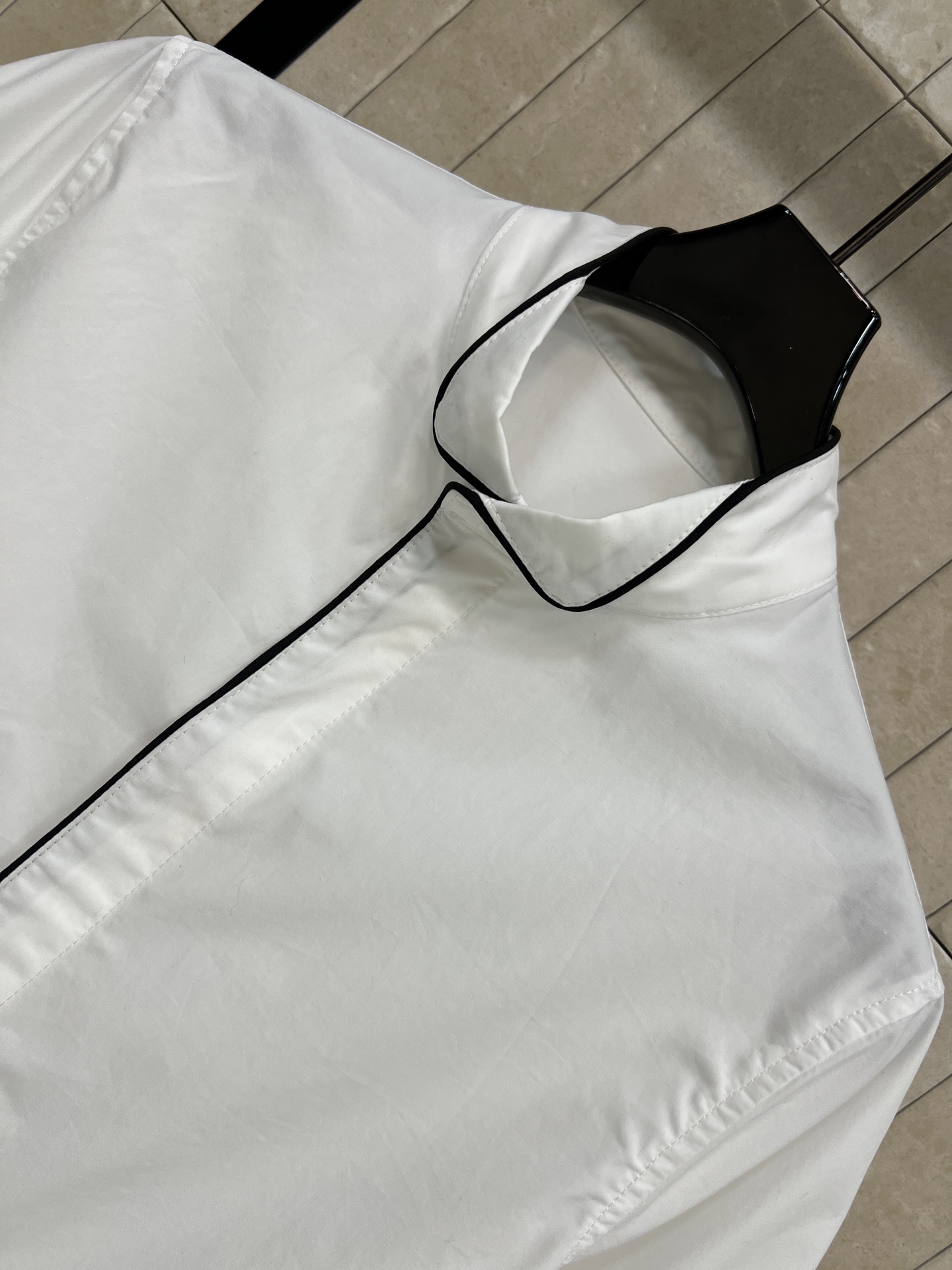 D家 26春夏新款 刺绣logo小立领短袖衬衫 面料挺阔有质感 高级耐看 夏天穿超舒服！撞色边饰+隐藏设