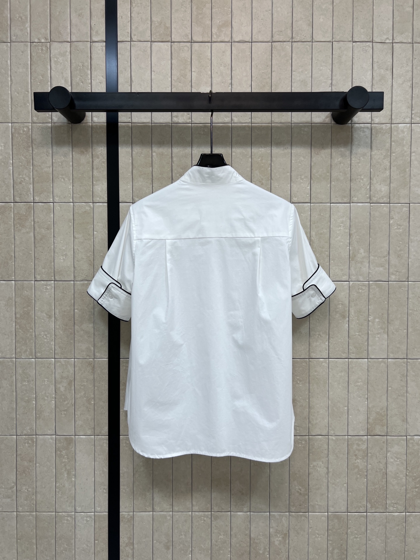 D家 26春夏新款 刺绣logo小立领短袖衬衫 面料挺阔有质感 高级耐看 夏天穿超舒服！撞色边饰+隐藏设