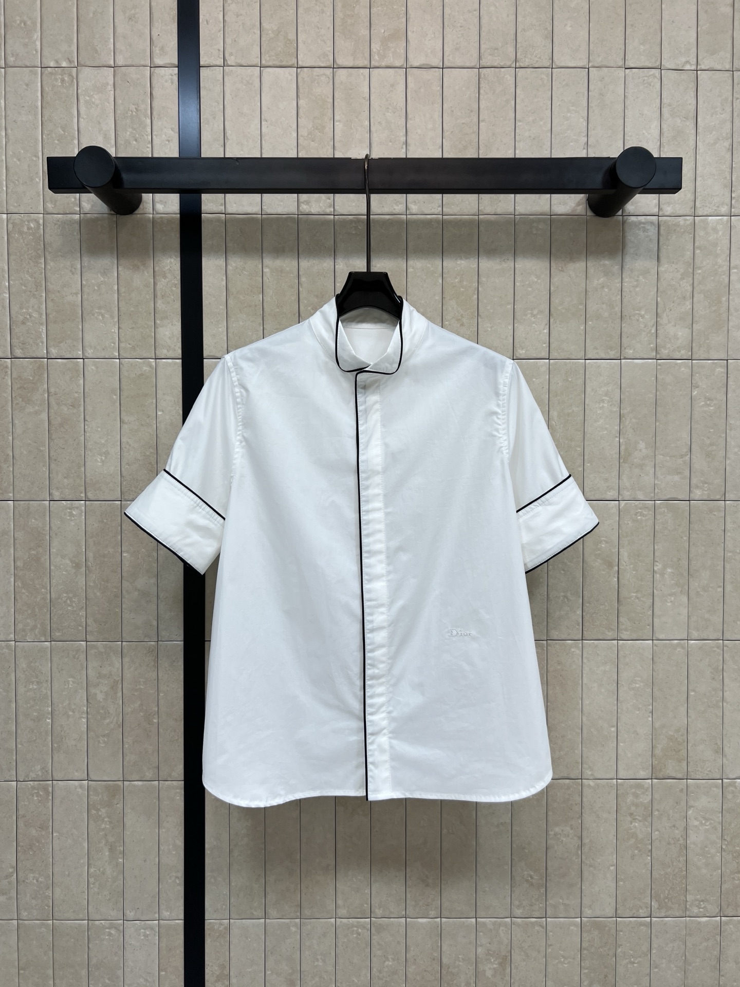 D家 26春夏新款 刺绣logo小立领短袖衬衫 面料挺阔有质感 高级耐看 夏天穿超舒服！撞色边饰+隐藏设