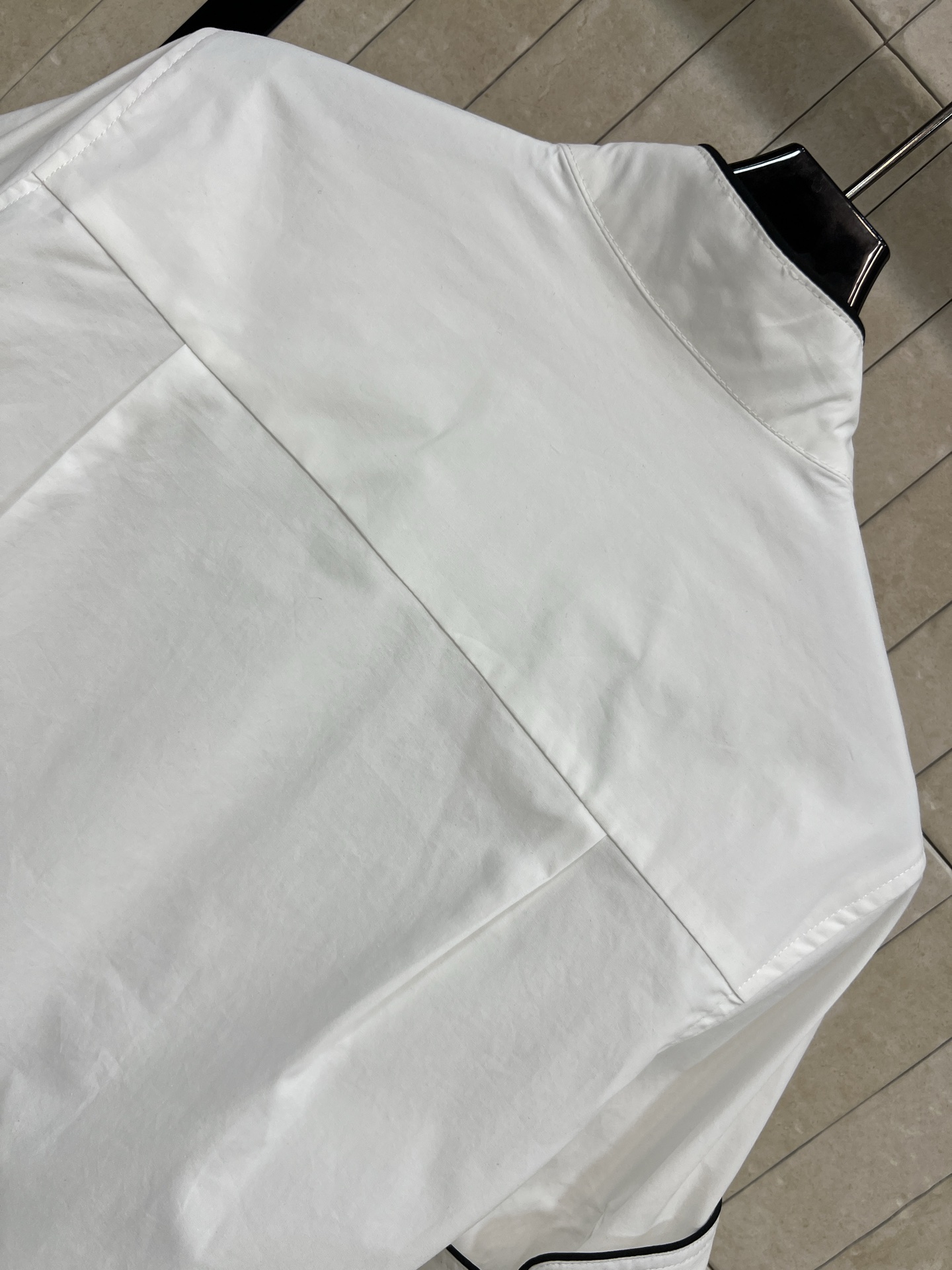 D家 26春夏新款 刺绣logo小立领短袖衬衫 面料挺阔有质感 高级耐看 夏天穿超舒服！撞色边饰+隐藏设