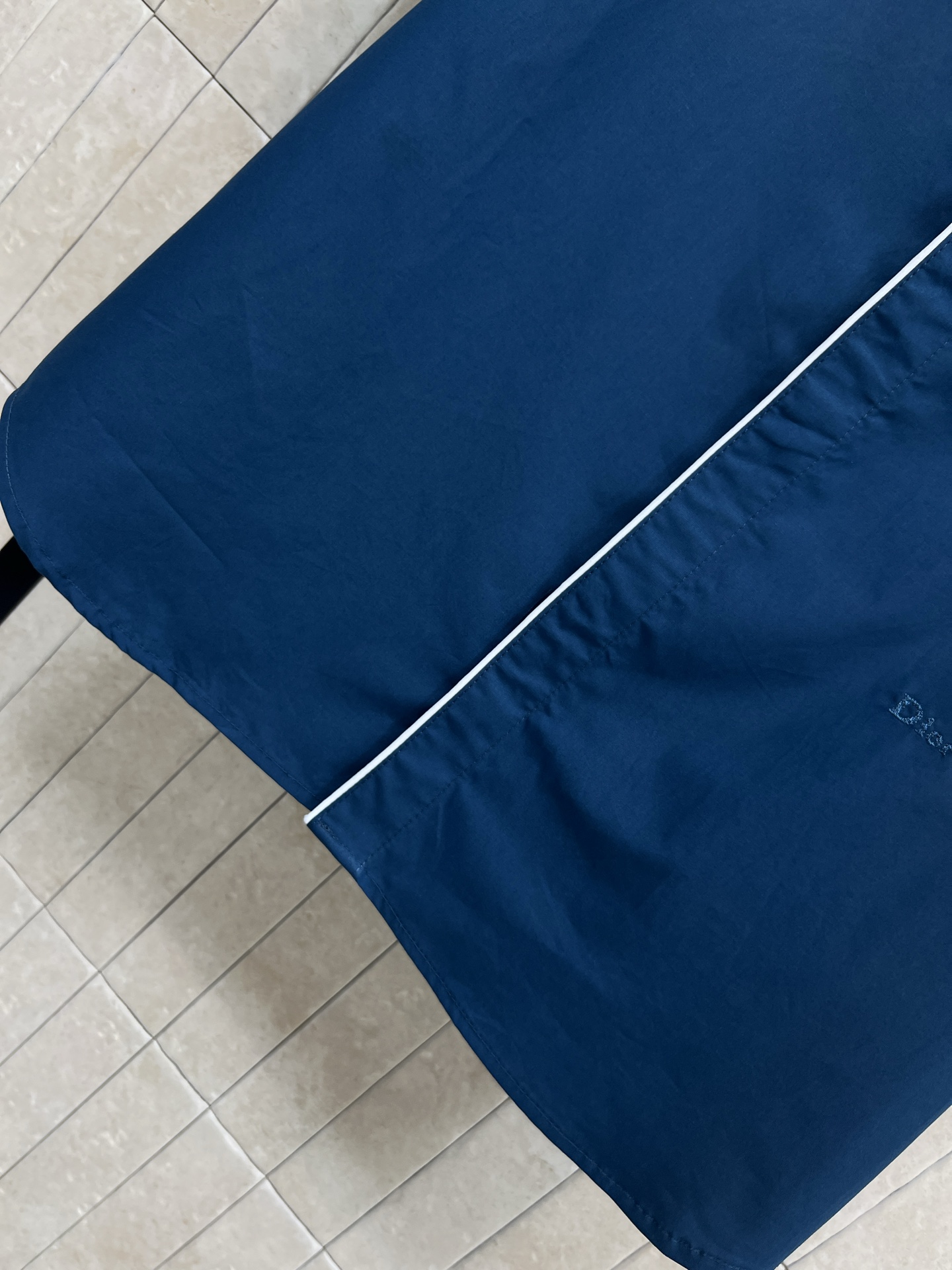 D家 26春夏新款 刺绣logo小立领短袖衬衫 面料挺阔有质感 高级耐看 夏天穿超舒服！撞色边饰+隐藏设