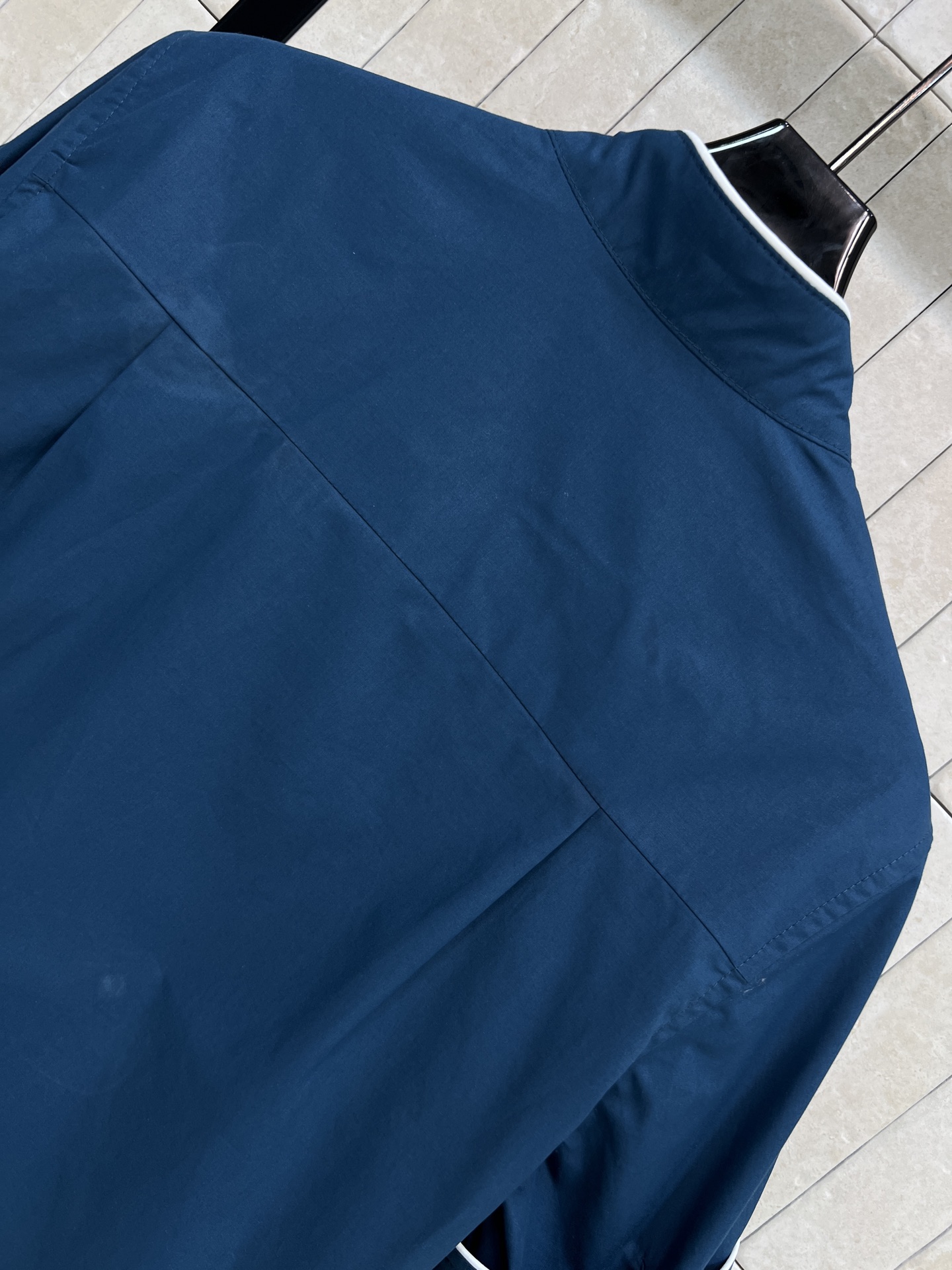 D家 26春夏新款 刺绣logo小立领短袖衬衫 面料挺阔有质感 高级耐看 夏天穿超舒服！撞色边饰+隐藏设