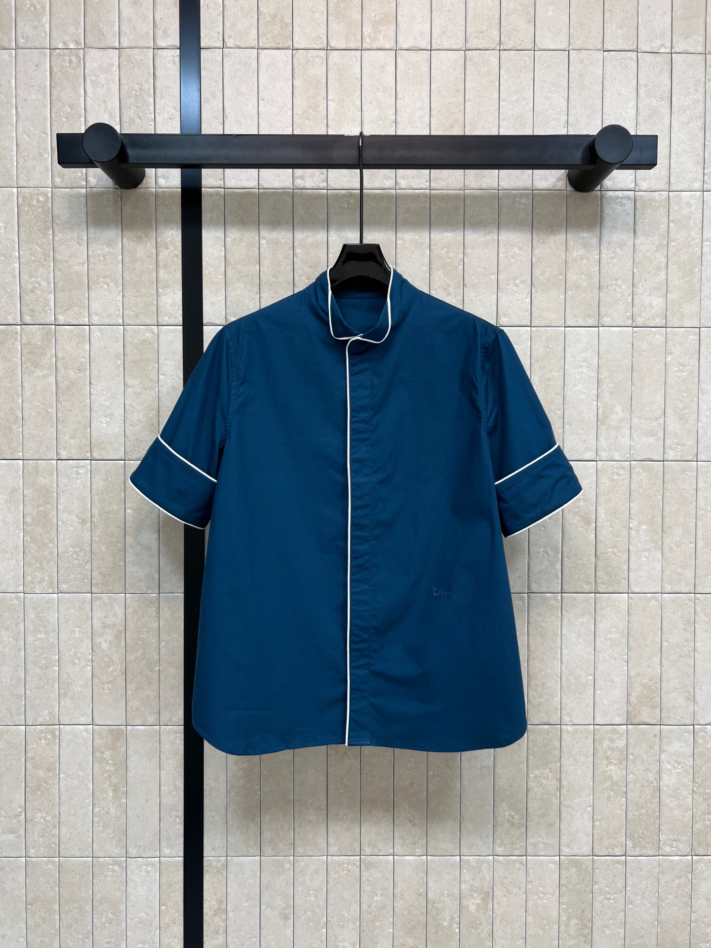 D家 26春夏新款 刺绣logo小立领短袖衬衫 面料挺阔有质感 高级耐看 夏天穿超舒服！撞色边饰+隐藏设