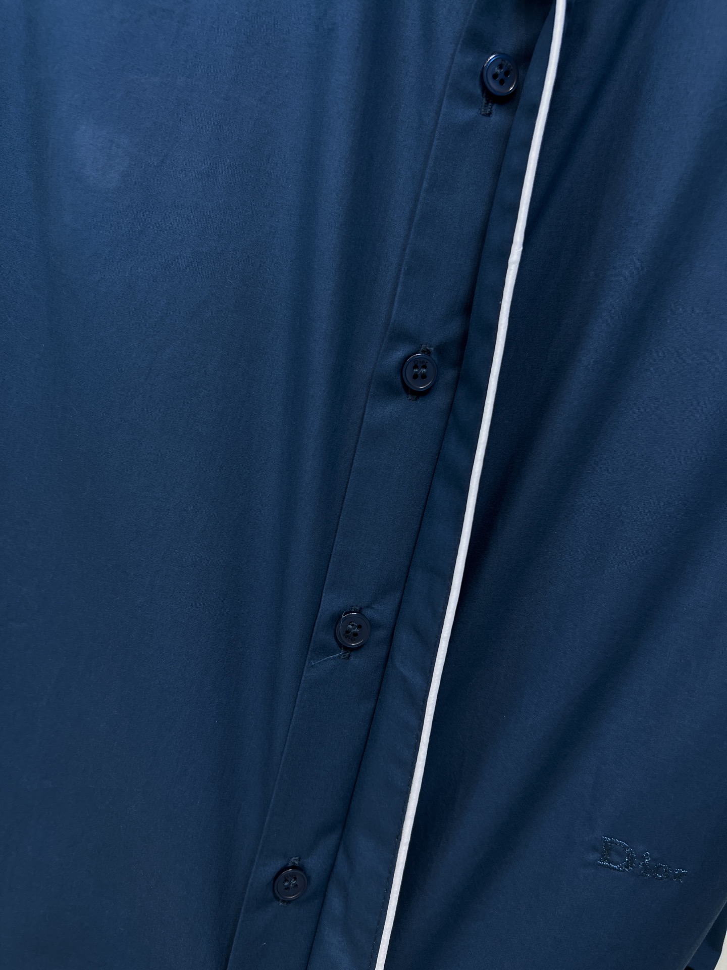 D家 26春夏新款 刺绣logo小立领短袖衬衫 面料挺阔有质感 高级耐看 夏天穿超舒服！撞色边饰+隐藏设