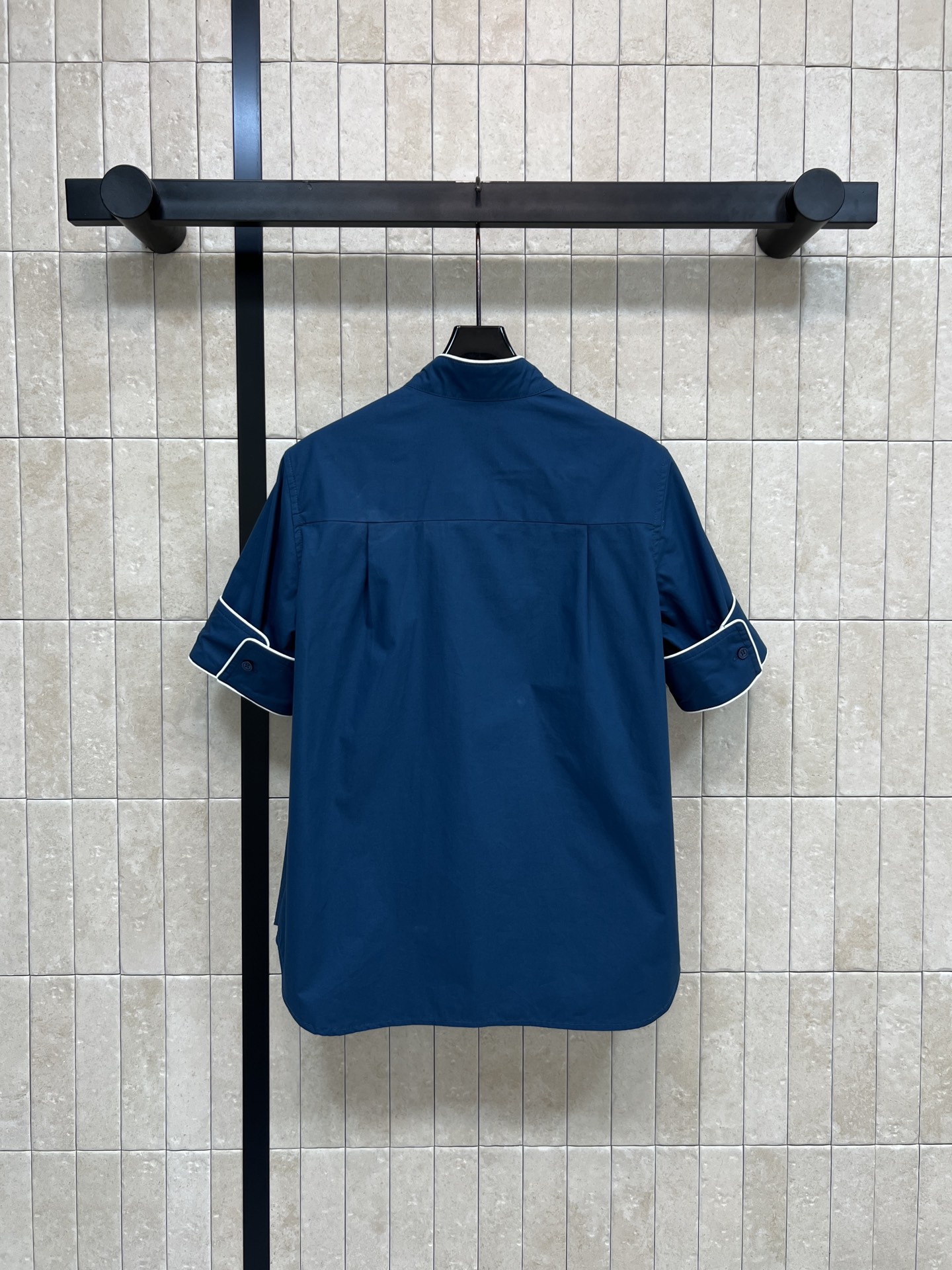 D家 26春夏新款 刺绣logo小立领短袖衬衫 面料挺阔有质感 高级耐看 夏天穿超舒服！撞色边饰+隐藏设