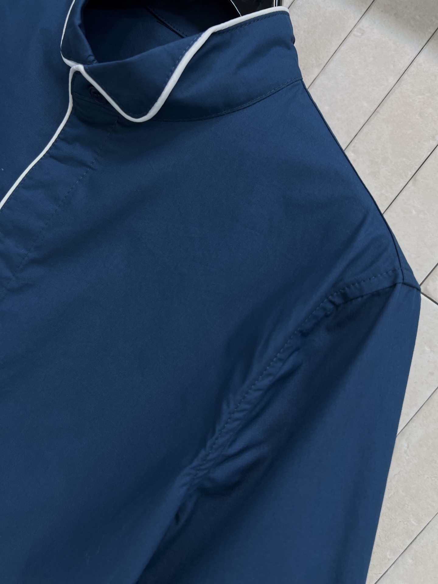 D家 26春夏新款 刺绣logo小立领短袖衬衫 面料挺阔有质感 高级耐看 夏天穿超舒服！撞色边饰+隐藏设