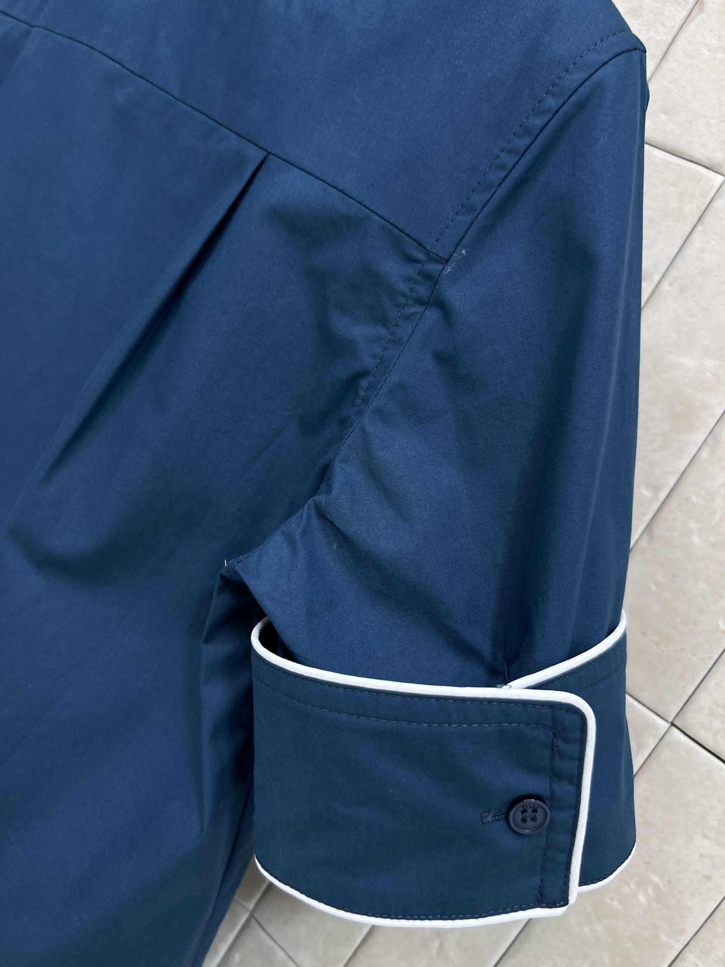 D家 26春夏新款 刺绣logo小立领短袖衬衫 面料挺阔有质感 高级耐看 夏天穿超舒服！撞色边饰+隐藏设