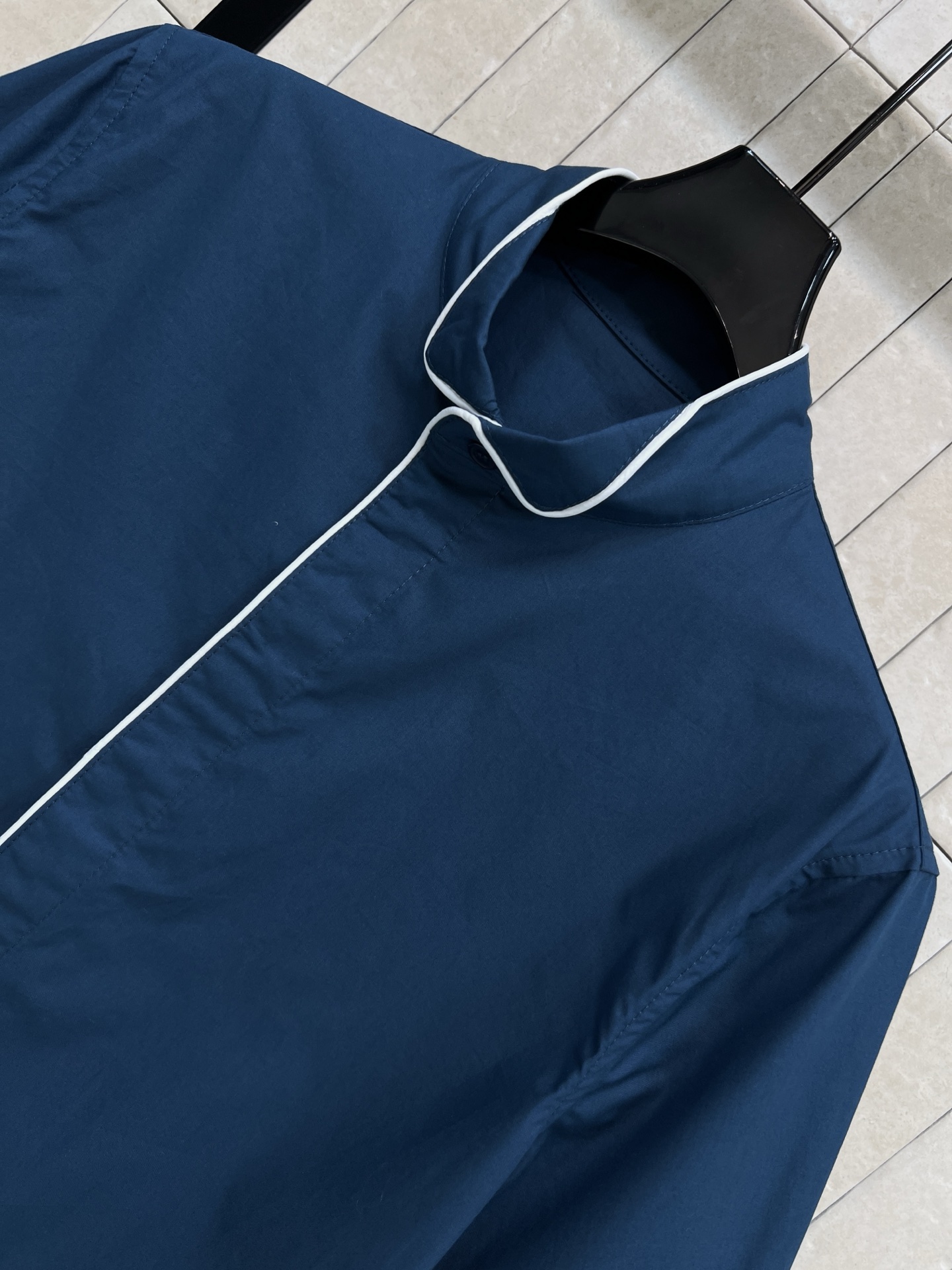 D家 26春夏新款 刺绣logo小立领短袖衬衫 面料挺阔有质感 高级耐看 夏天穿超舒服！撞色边饰+隐藏设