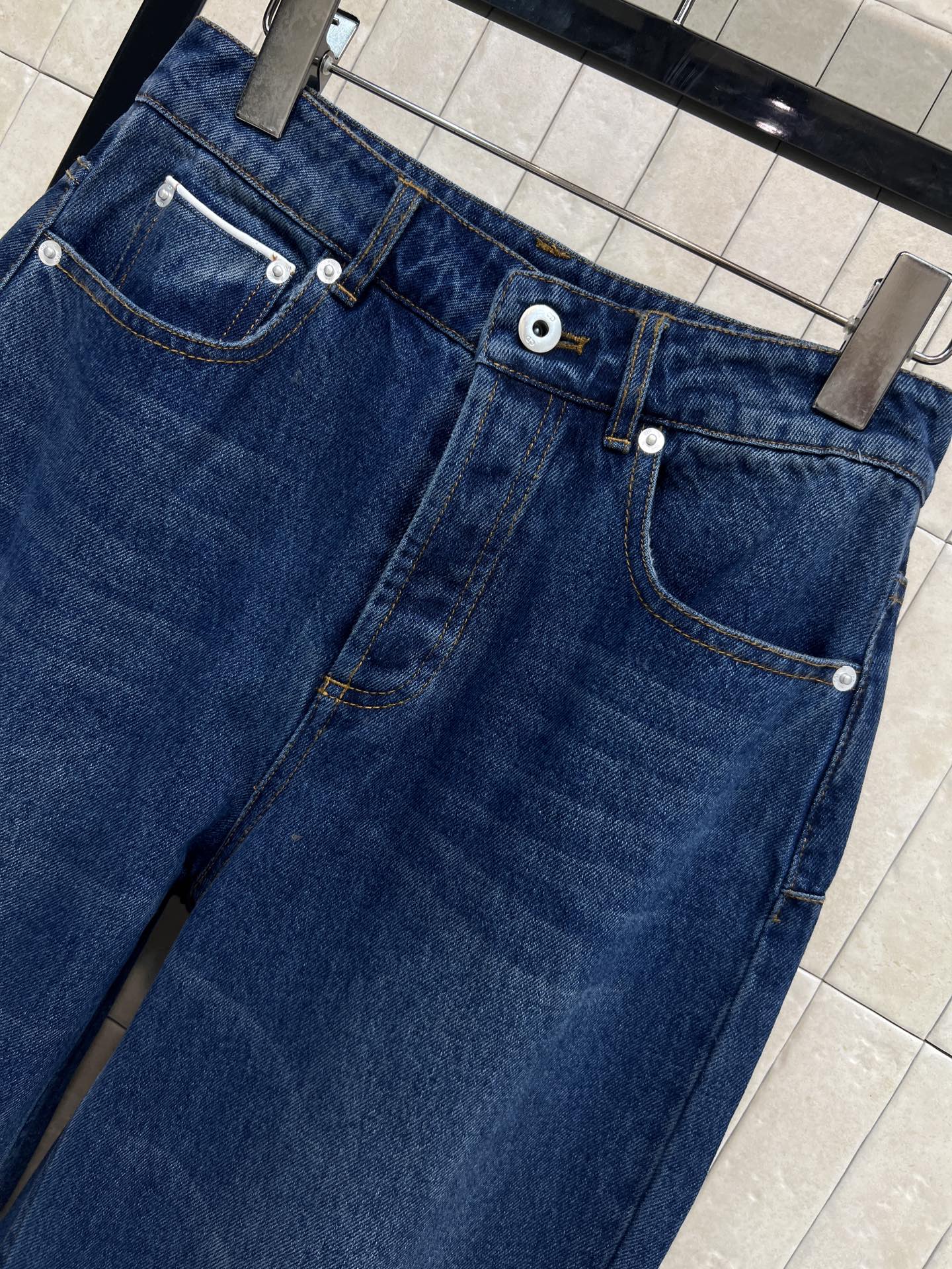 D家 26早春新款 复古高腰直筒牛仔裤 经典浅蓝水洗色 高腰设计修饰腰线 拉长腿部比例 对梨形身材超友好