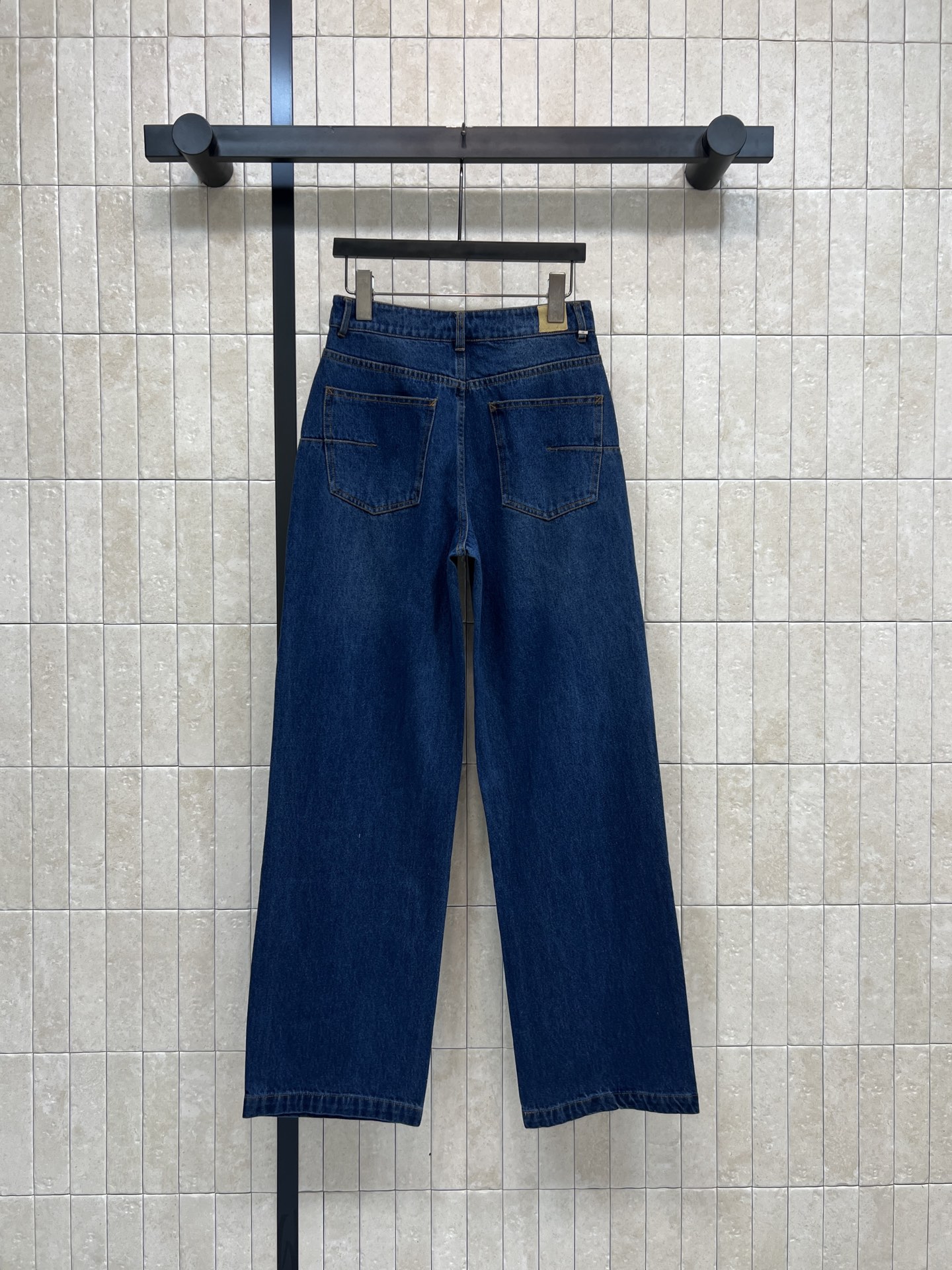 D家 26早春新款 复古高腰直筒牛仔裤 经典浅蓝水洗色 高腰设计修饰腰线 拉长腿部比例 对梨形身材超友好