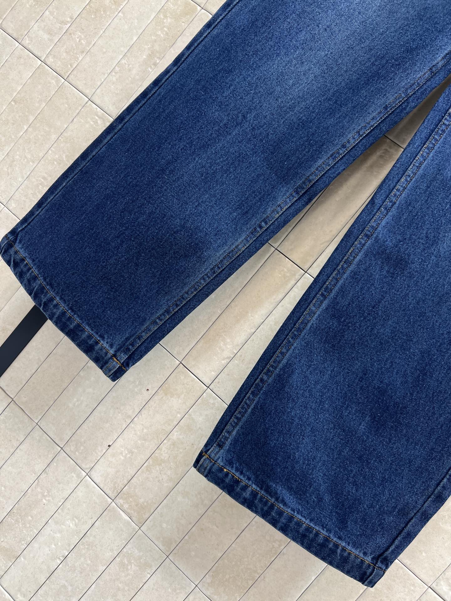 D家 26早春新款 复古高腰直筒牛仔裤 经典浅蓝水洗色 高腰设计修饰腰线 拉长腿部比例 对梨形身材超友好