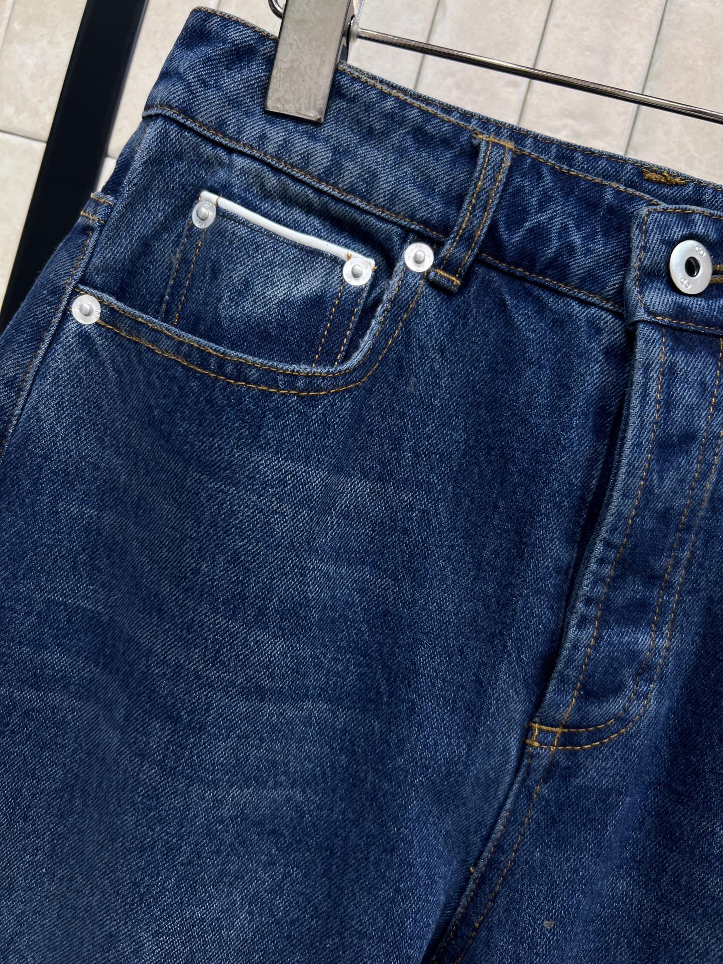 D家 26早春新款 复古高腰直筒牛仔裤 经典浅蓝水洗色 高腰设计修饰腰线 拉长腿部比例 对梨形身材超友好